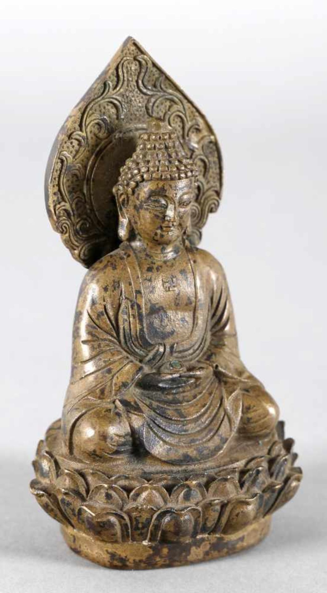 Buddha-Skulptur aus Bronze, China, wohl 19./20. Jh.der Buddha im Meditationssitz auf einem Postament