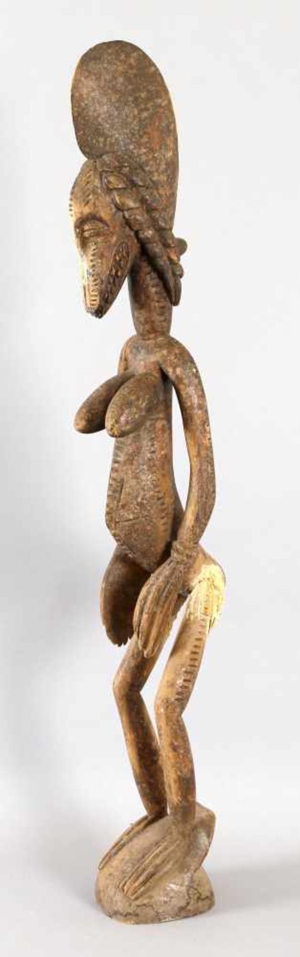 Große Malinke Ahnenfigur, weiblich, Hartholz, Maliauf abgeschrägtem, gestuftem Sockel stehend, Kopf, - Bild 2 aus 2