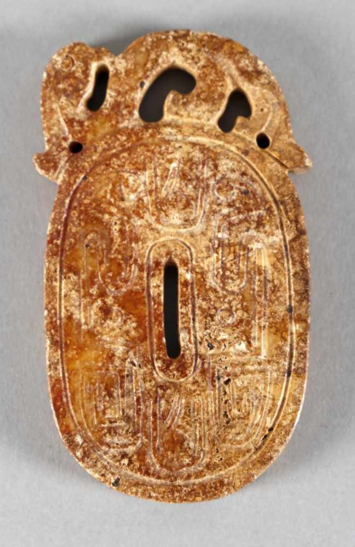 Amulett aus Jade-Stein, Qing-Dynastie China, wohl 19. Jh.in elliptischer Form mit einem Schlitz in - Bild 2 aus 2