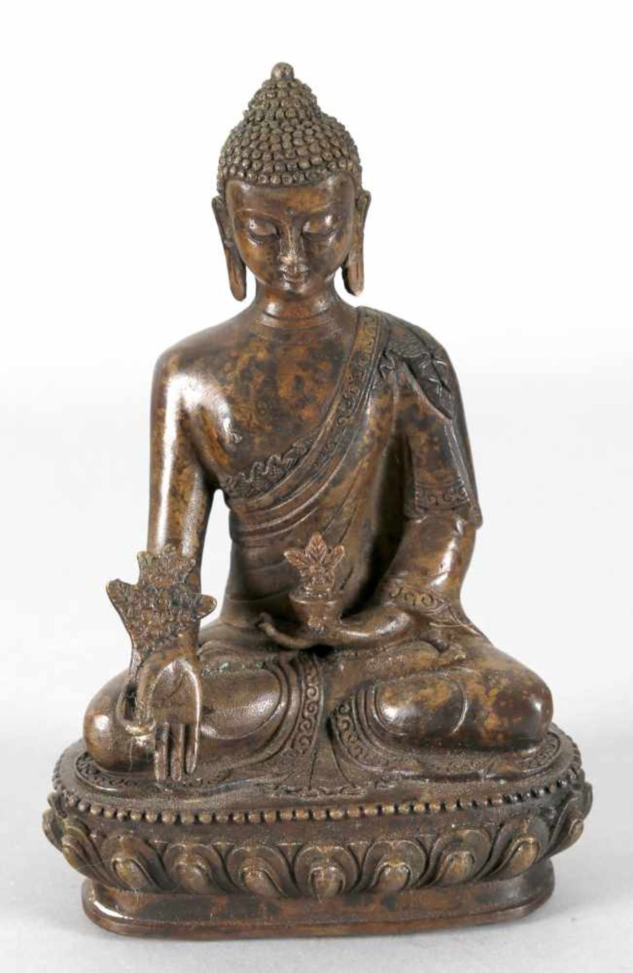 Buddha-Skulptur aus Bronze, China, wohl 19./20. Jh.detailreiche Gestaltung und feinteilige