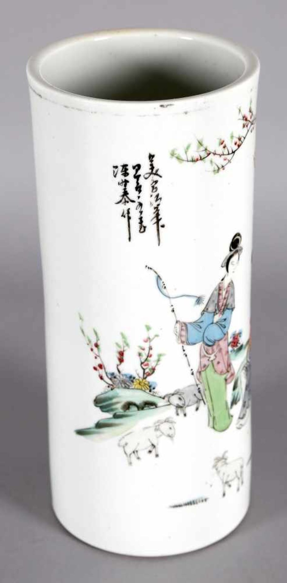 Vase mit Schäferin in Landschaft, China, 19./20. Jh.zylindrische Form, polychromer Dekor in - Bild 2 aus 2