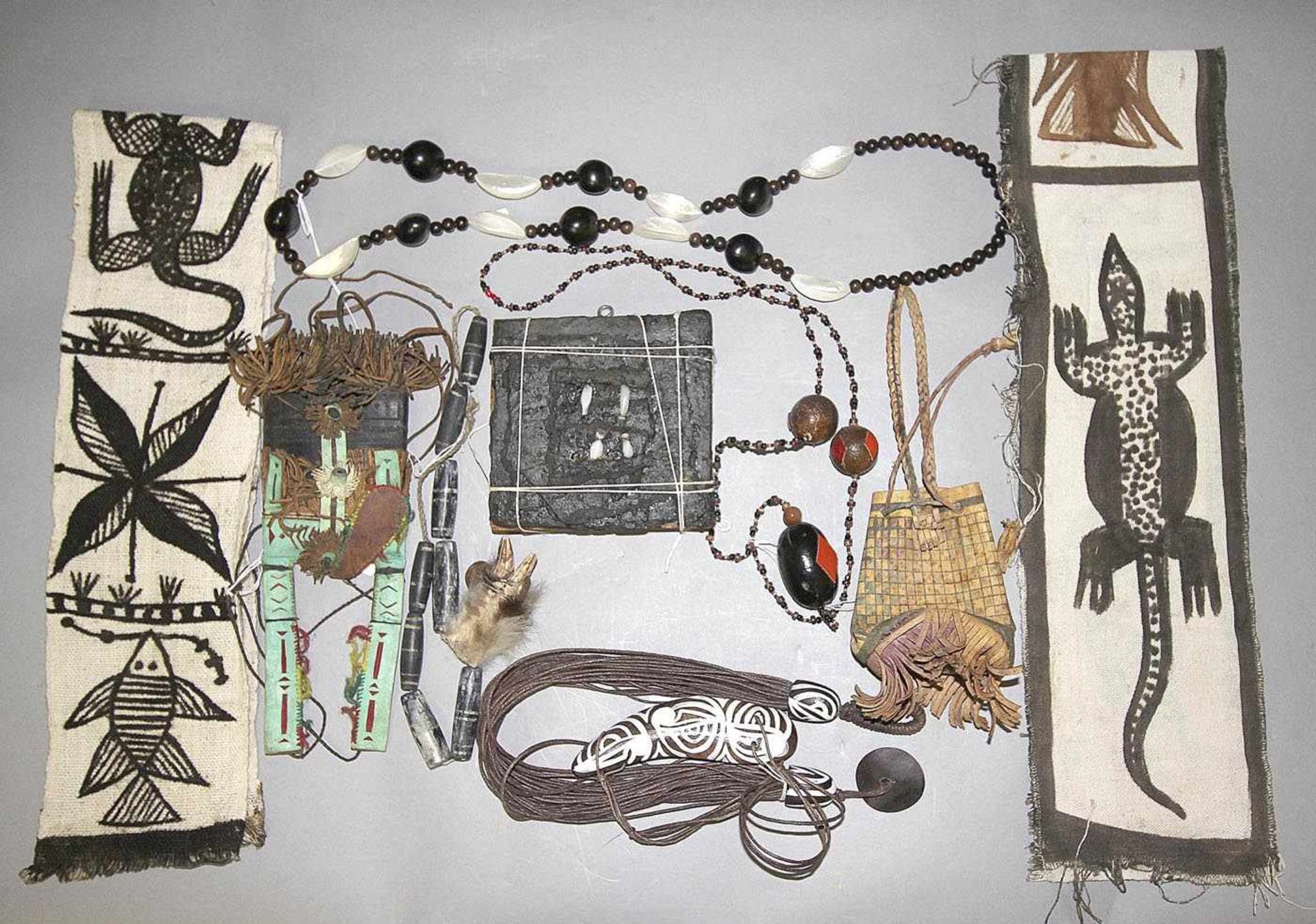 Konvolut Afrika, 8 Teile4 Halsketten, 2 Lederbeutel, 2 bedruckte Tuchstreifen, 1 rituelles
