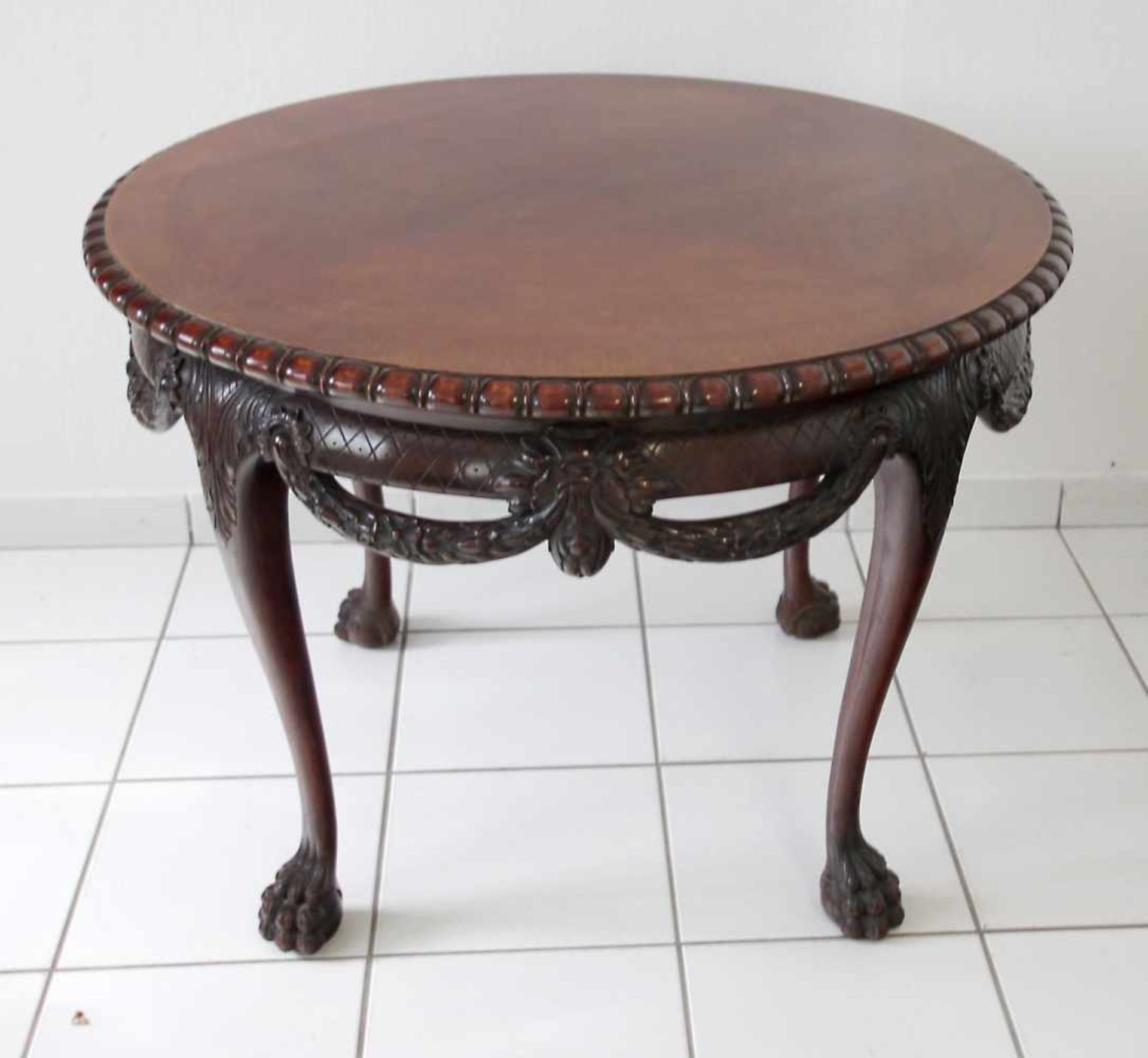 Runder Chippendale-Tisch, deutsch um 1920-40Mahagoniholz massiv und furniert, ringsum beschnitzt,