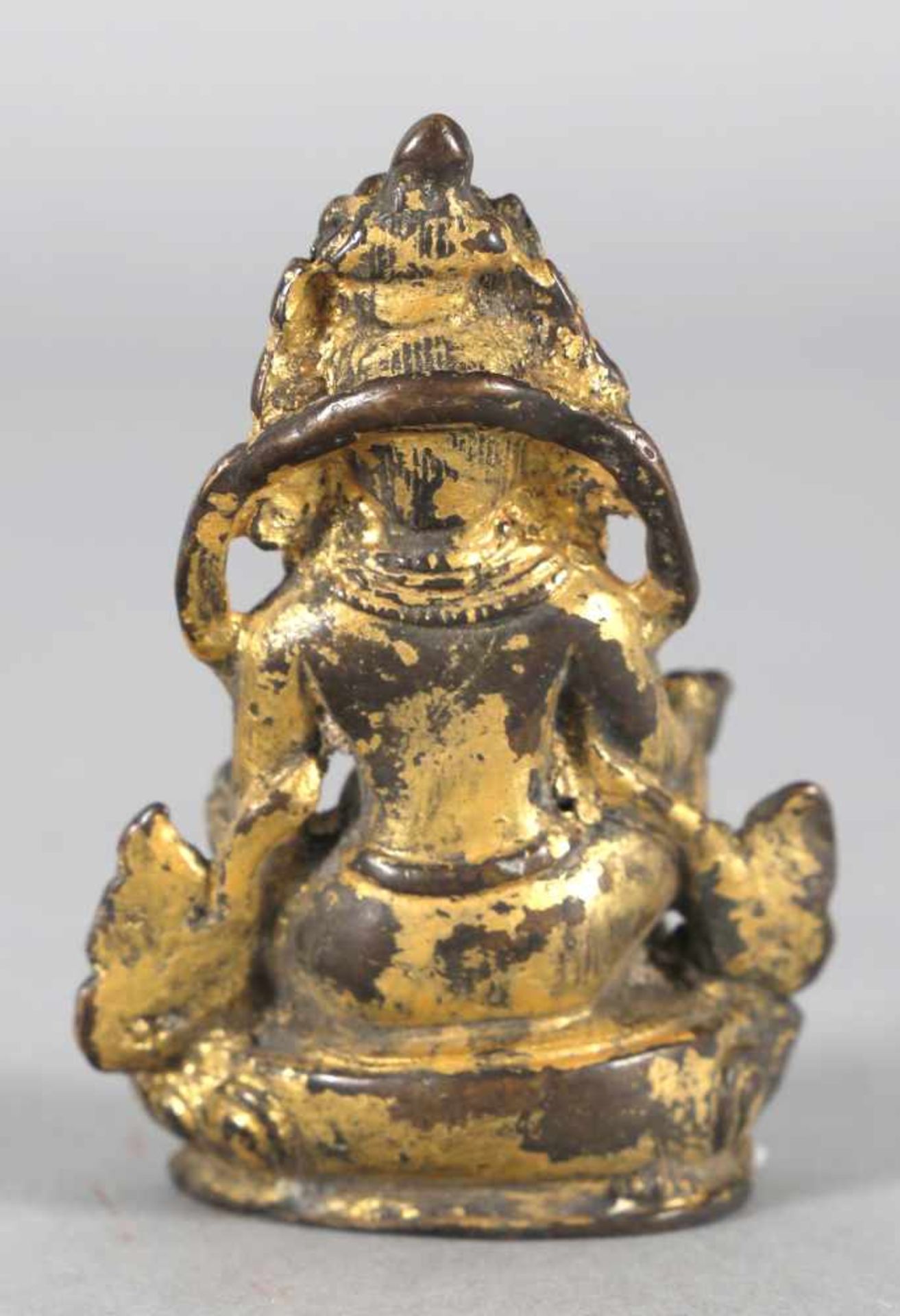 Skulptur eines thronenden Buddhas, vielleicht des Matakala, China/Tibet, wohl 18. Jh.Bronze - Bild 2 aus 2