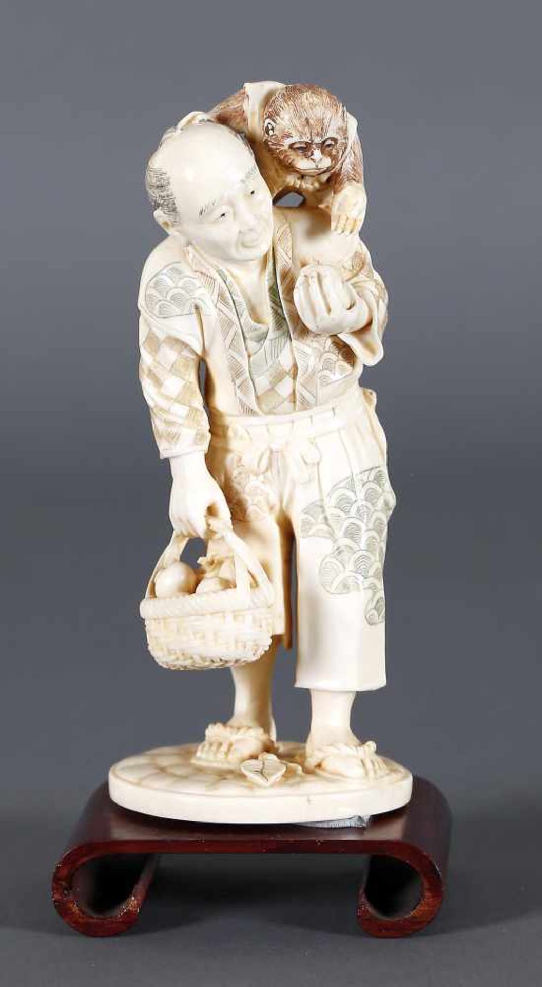 Elfenbeinfigur "Der Affengaukler" (Sarumawaski), 3. Viertel 20. Jh.in Gestalt eines stehenden
