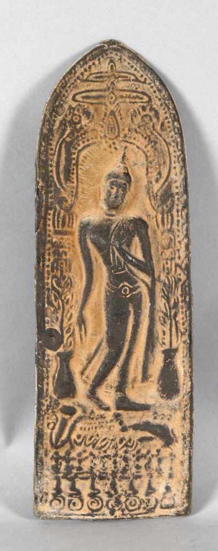 Reliefierte Platte aus Bronze, Thailand, 19./20. Jh.das Zentrum der Darstellung bildet der