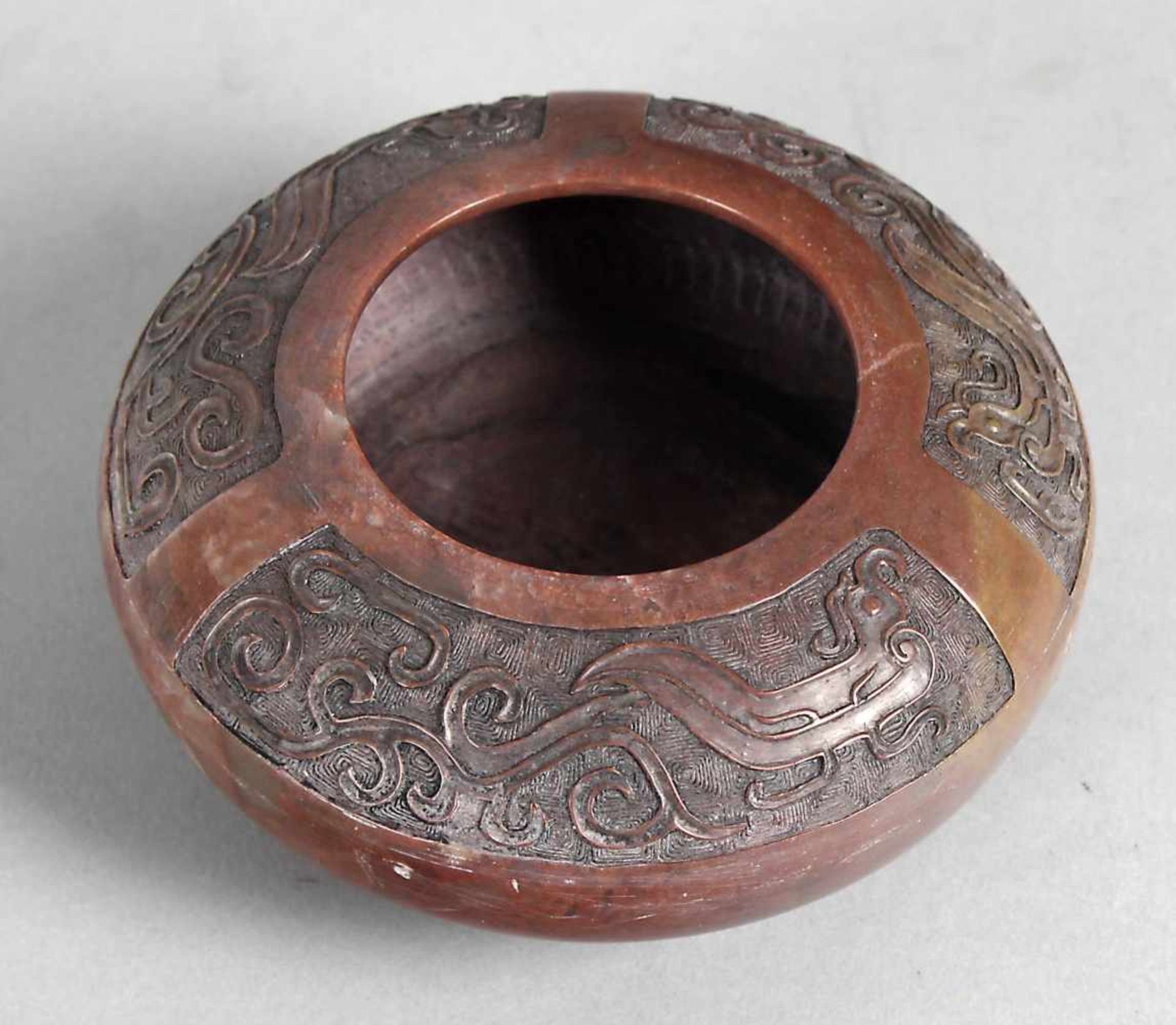 Pinselwaschgefäß, China, um 1900rot-braun geäderter Marmor, ballenförmig, die breite Schulter mit