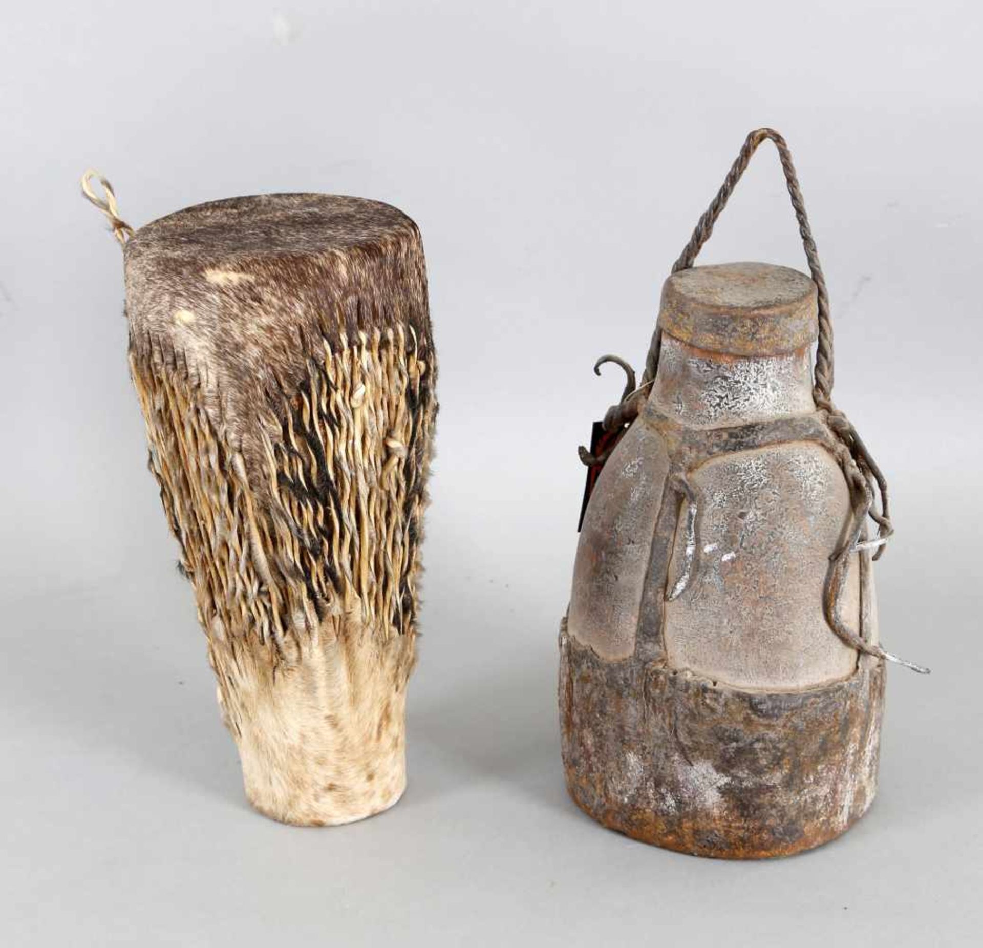 Trommel und Gefäß, Ostafrika, Mitte - 2. H. 20. Jh.- kleine Handtrommel mit Fell bezogen, H: 31 cm -