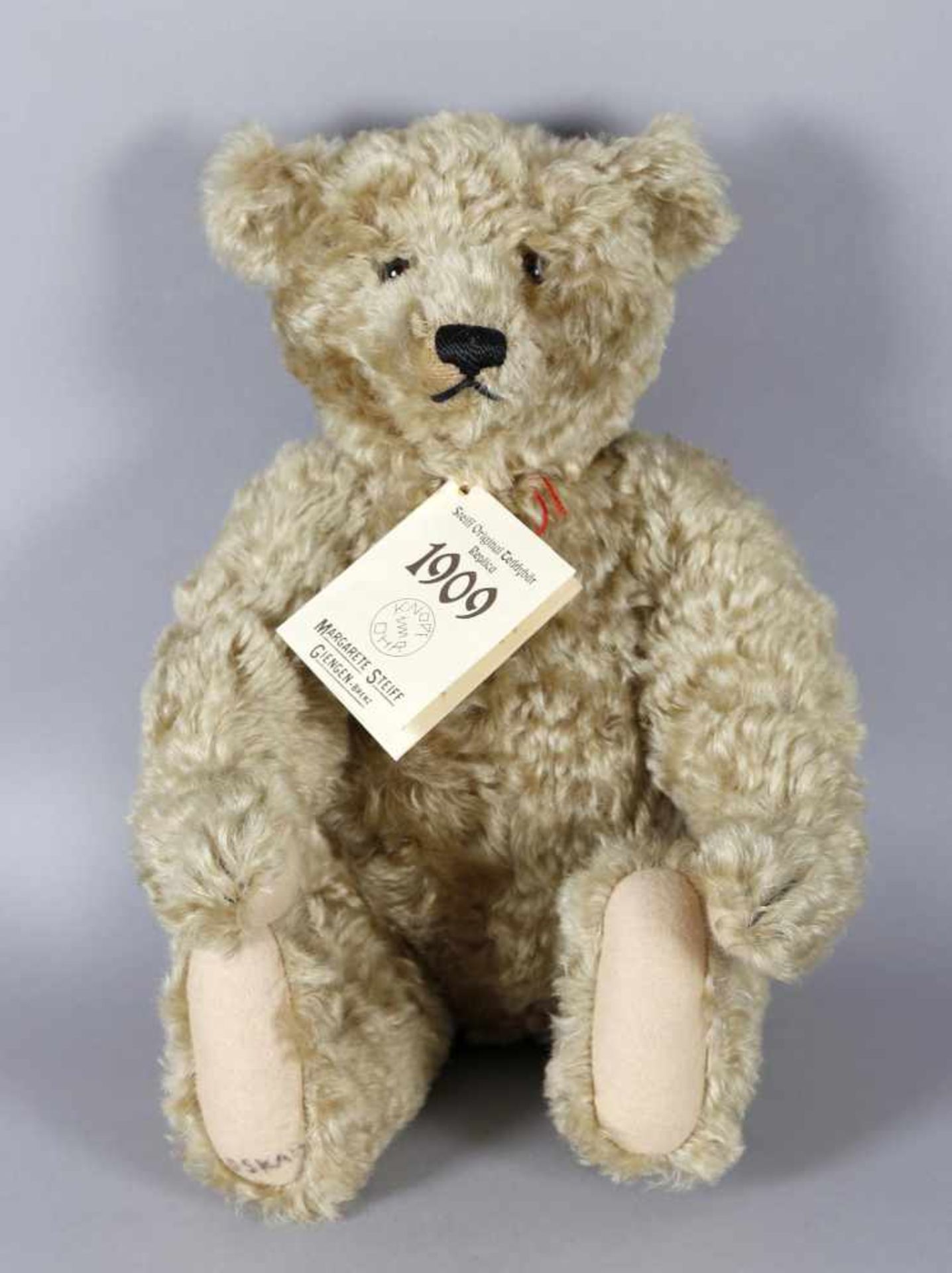 Teddybär, wohl Steiff Original Teddybär Replica 1909grünlich-blond, mit Stimmdose, Loch im Ohr