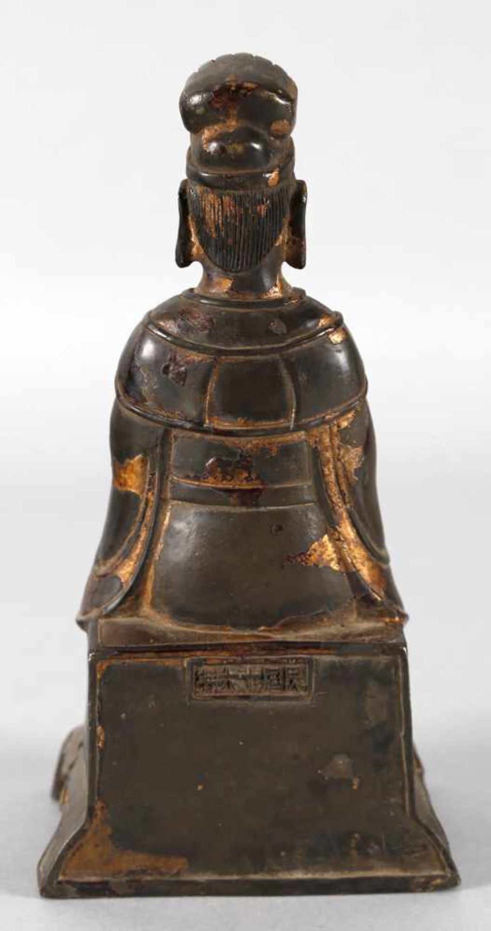 Skulptur eines Herrschers aus Bronze, China, wohl 19. Jh.die innen hohl gearbeitete Skulptur mit - Bild 2 aus 2