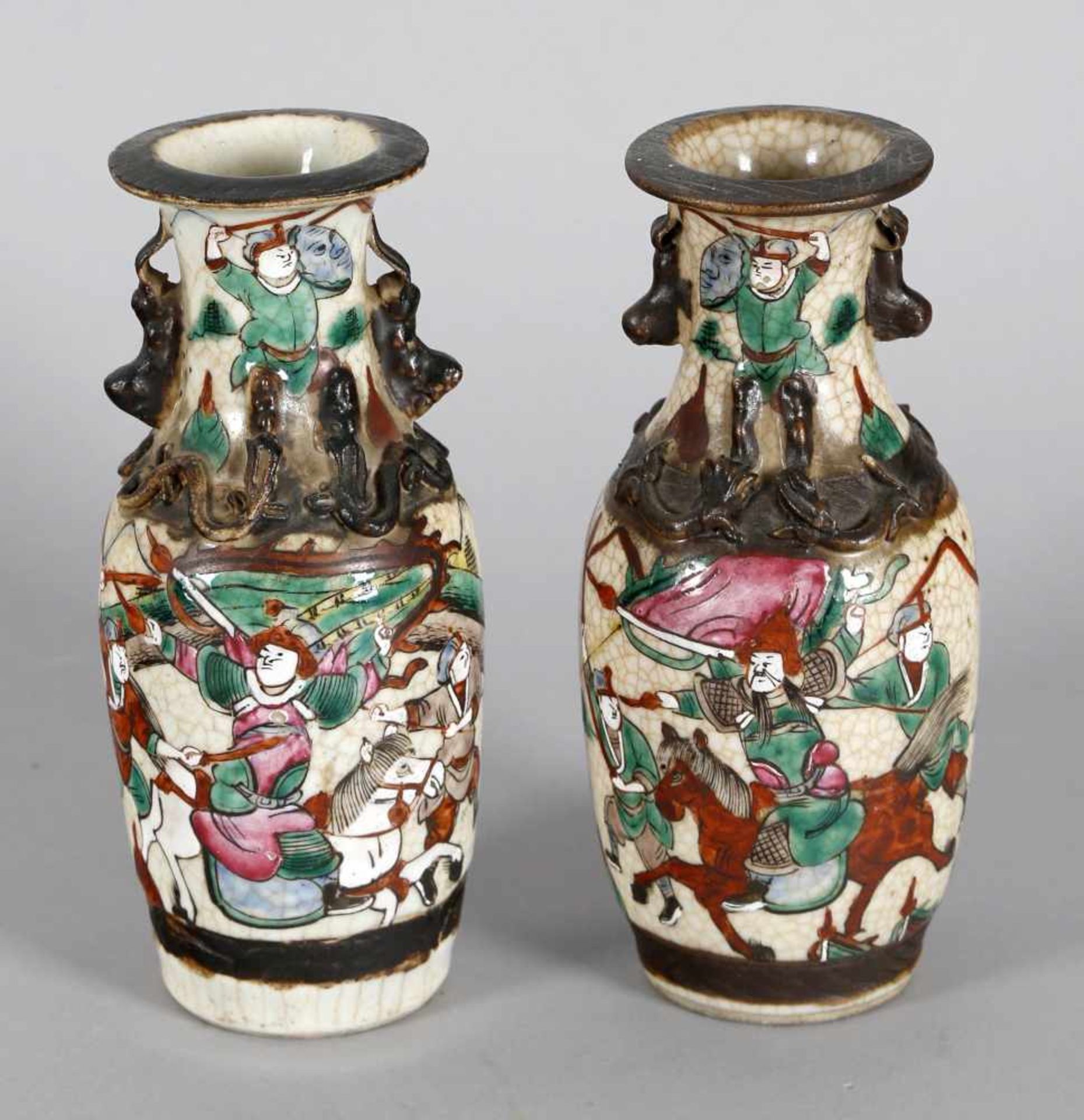 Paar chinesische Vasen, Porzellan, um 1860-80Kampfszenen-Dekor in bunten Emailfarben auf weißem
