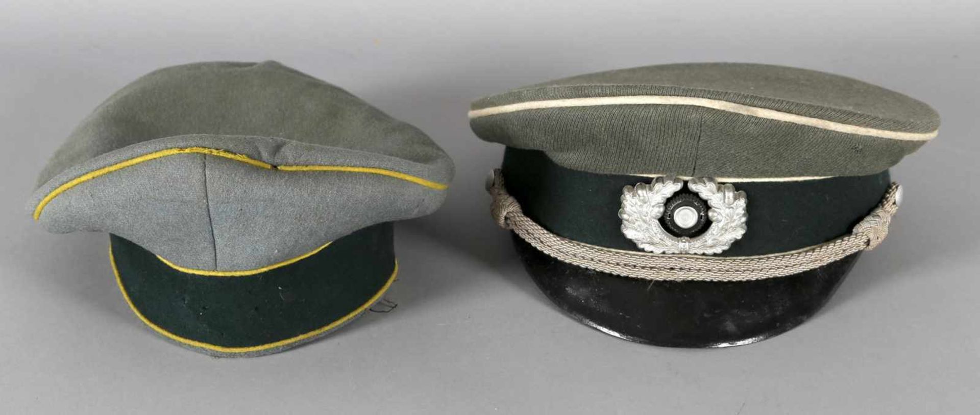 Zwei Mützen, dt. Reich, 1933-45- eine Mütze in dunkelgrün und hellblau mit gelben Bordüren,