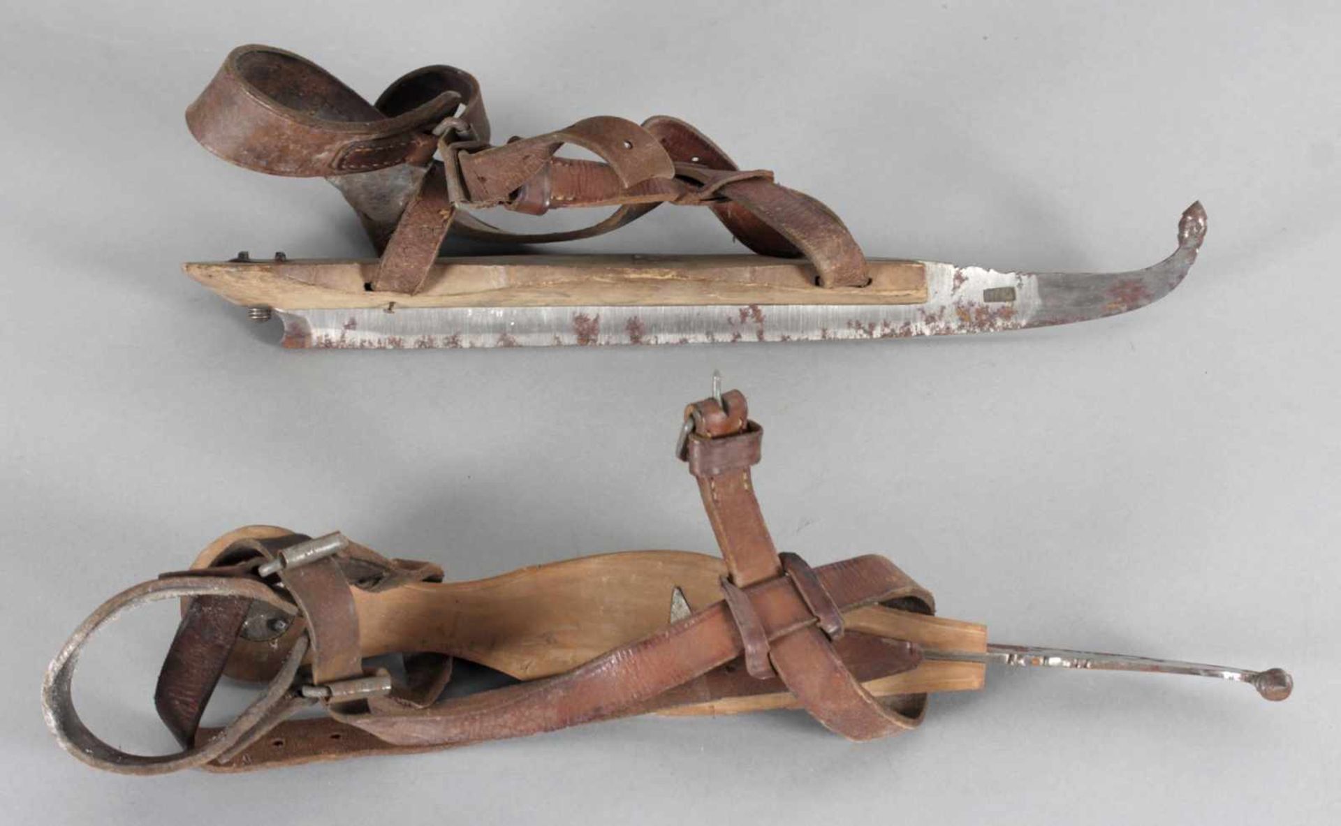 Paar Schlittschuhe, deutsch, wohl um 1900, gemarktPHS gemarkte Stahlkufe, Holzsohle und