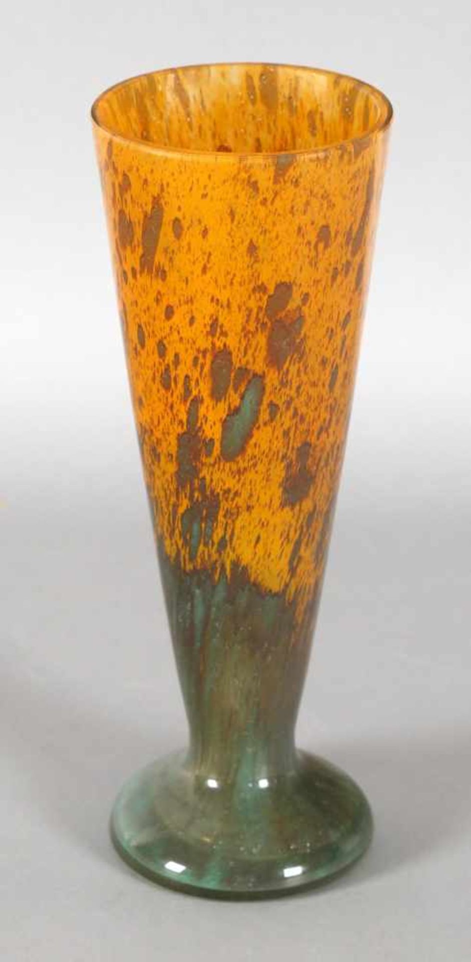 Jugendstilvase, um 1910-20, wohl FrankreichKlarglas mit orange-grün eingeschmolzener Marmorierung,