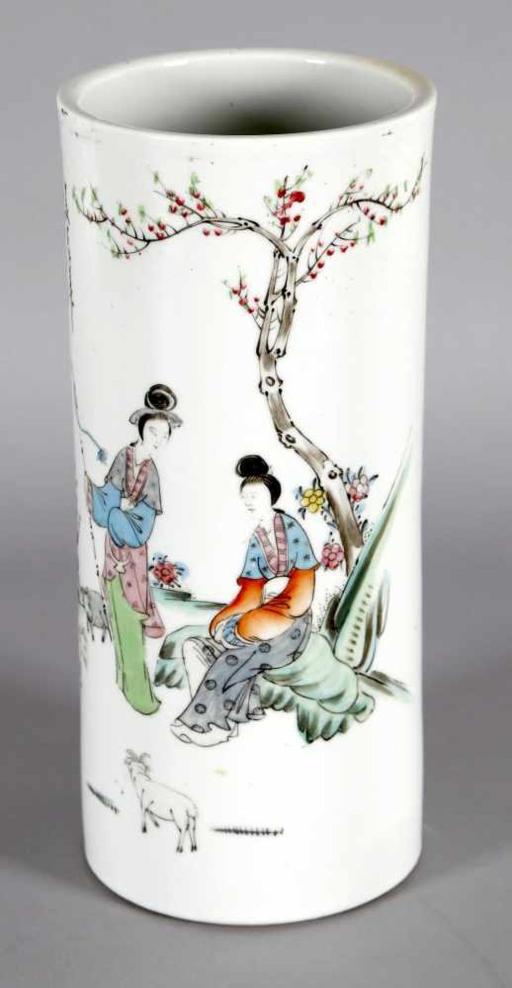 Vase mit Schäferin in Landschaft, China, 19./20. Jh.zylindrische Form, polychromer Dekor in