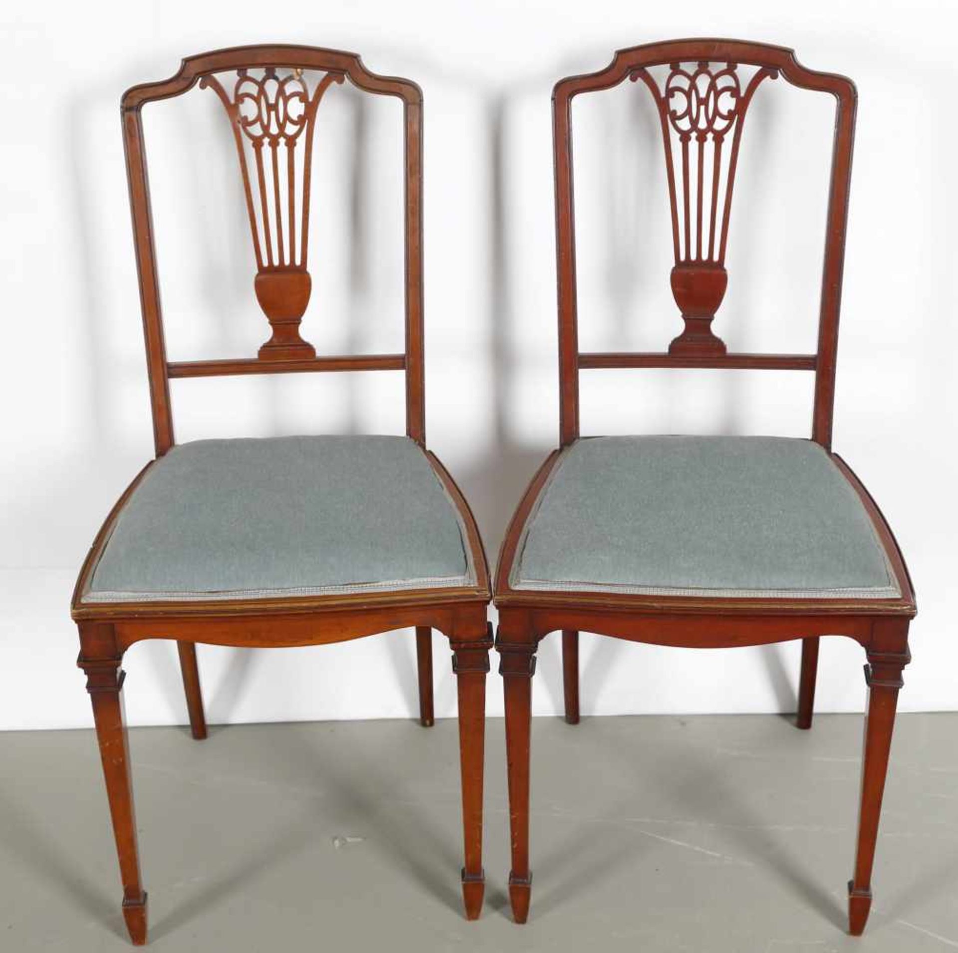 Tisch und 2 Stühle, im Louis-XVI-Stil, deutsch oder französisch, um 1900Buchenholz Mahagonifarben - Image 2 of 2
