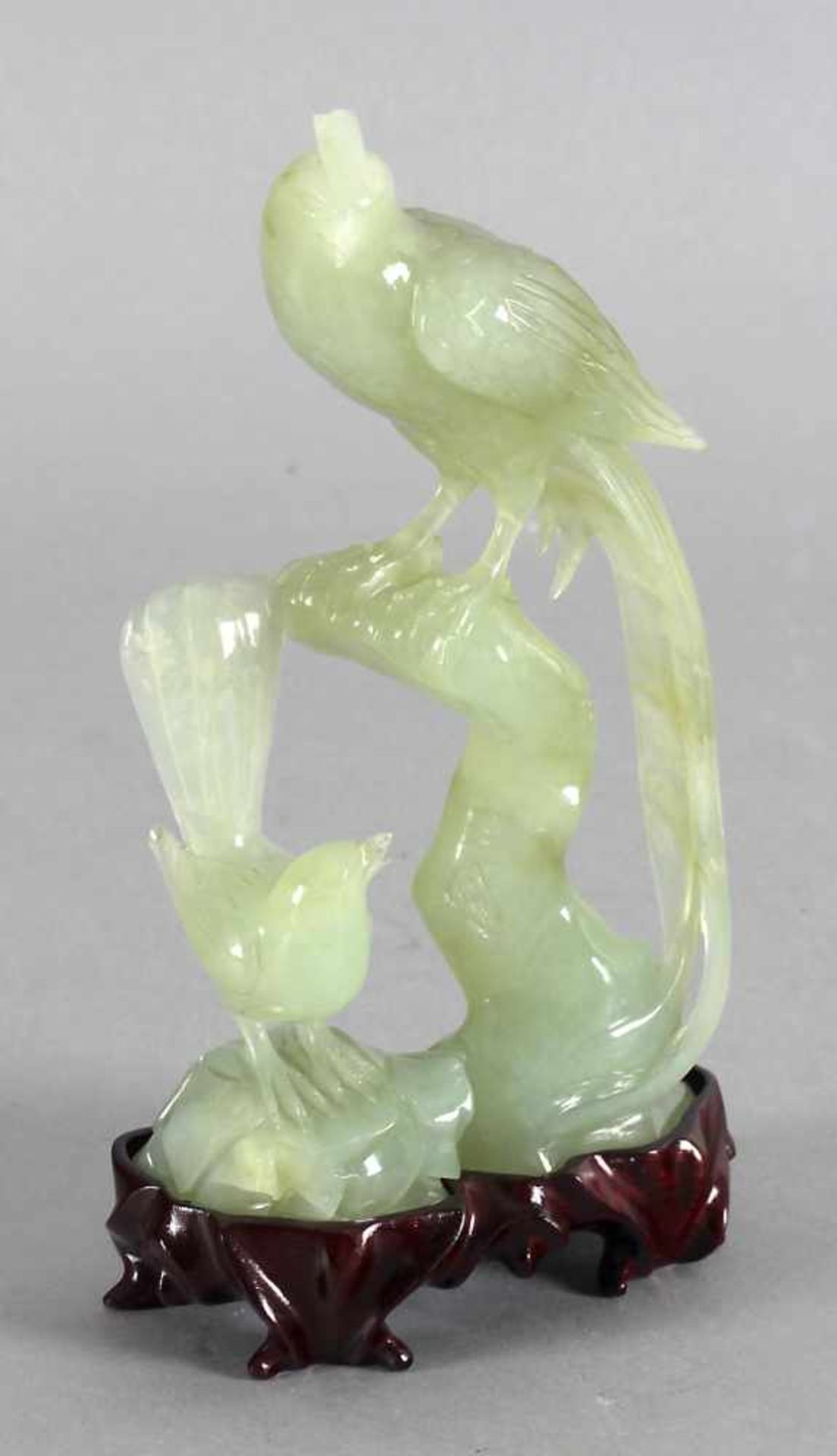 Paradiesvogel mit Jungvogel, grüne durchscheinende Jade, wohl China, 2. Hälfte 20. Jh.fein