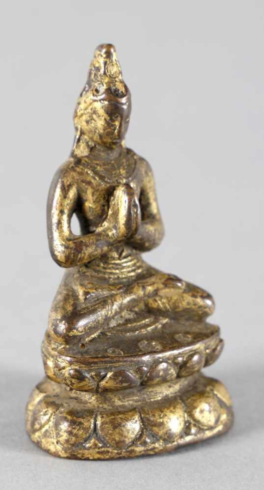 Thronender Buddha in Gebetshaltung aus Bronze, China/Tibet, wohl 19./20. Jh.der Buddha im