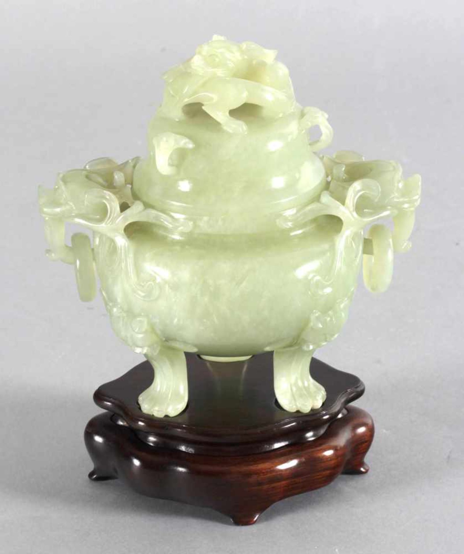 Ding aus hellgrüner Jade, China 20. Jh.dreibeiniges Gefäß mit zwei Handhaben mit Fo-Hundekopf und je