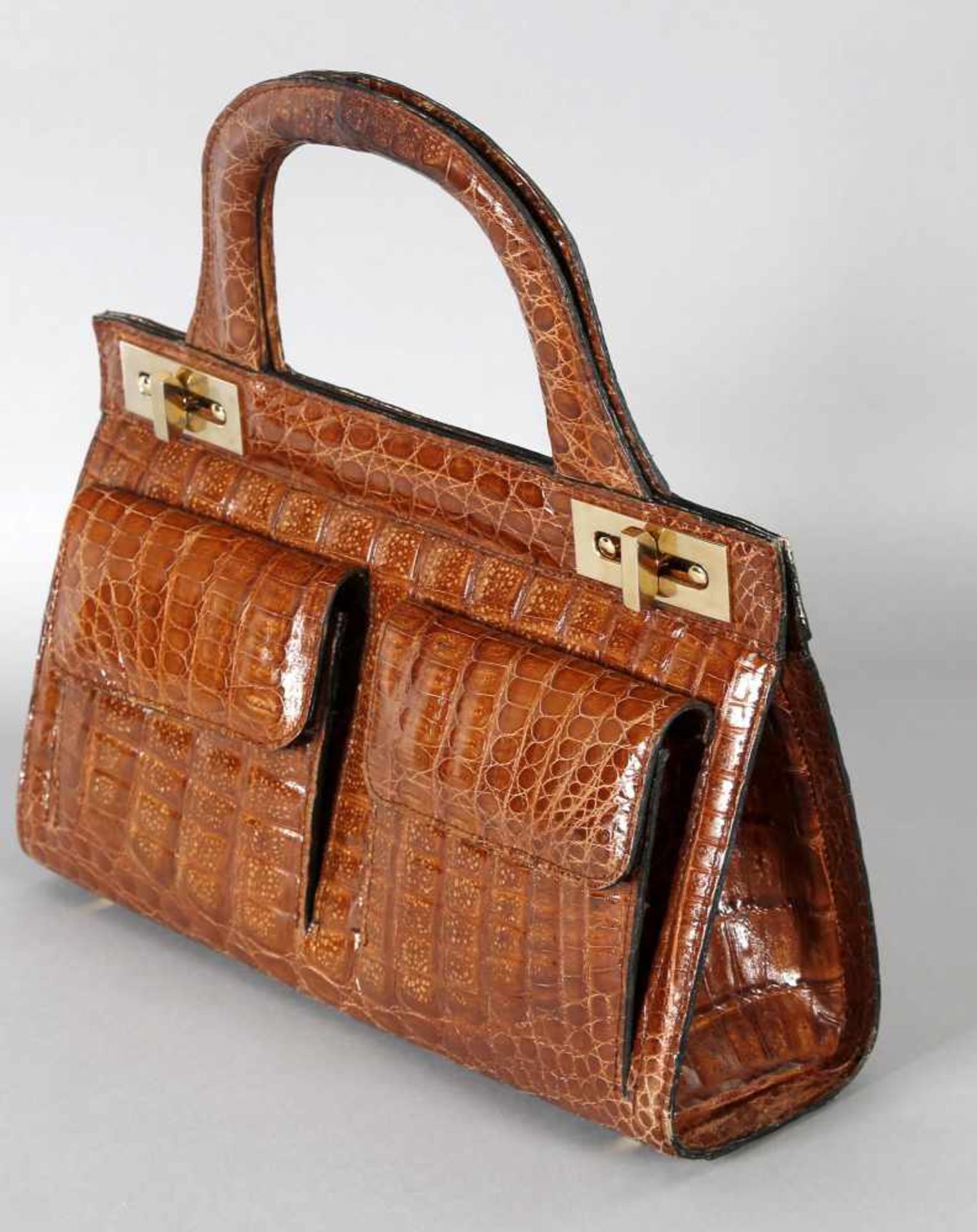 Handtasche esteve, SpanienHenkeltasche, wohl aus cognacfarbenem Krokodilleder, zwei Drehverschlüsse,