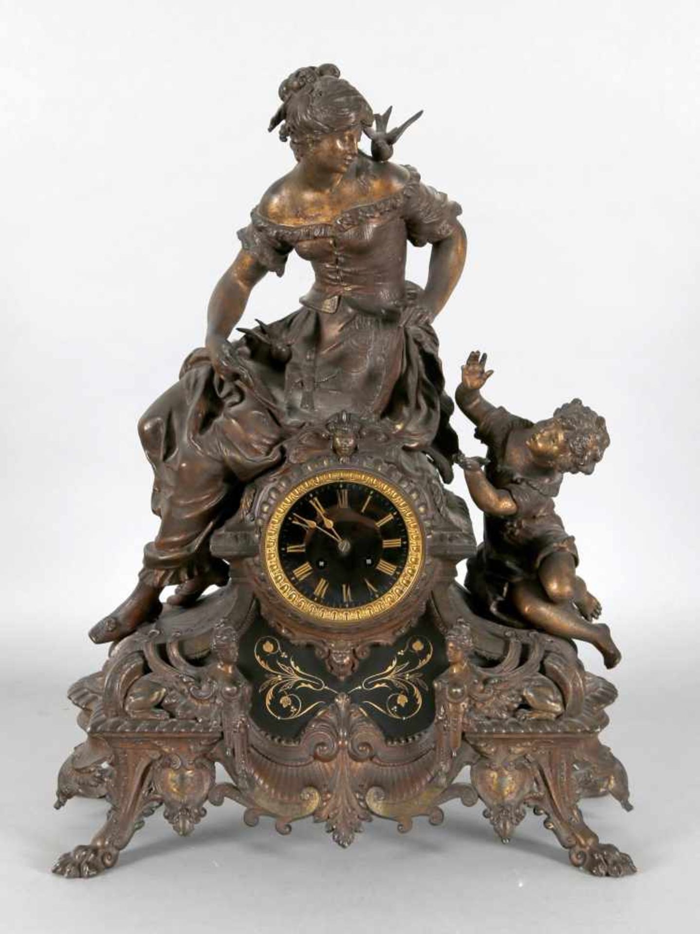 Große Pendule "Schwalbenspiel", Frankreich, um 1860Figurenaufsatz, Mutter und Kind beim Spiel mit