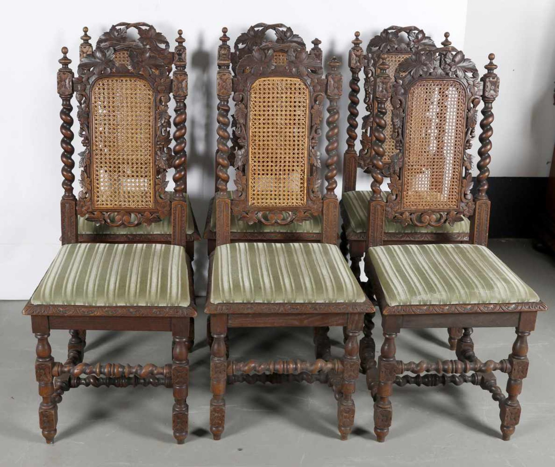Sechs dekorative Stühle, Frankreich um 1860-80Eichenholz, reich beschnitzt, Traubendekor mit