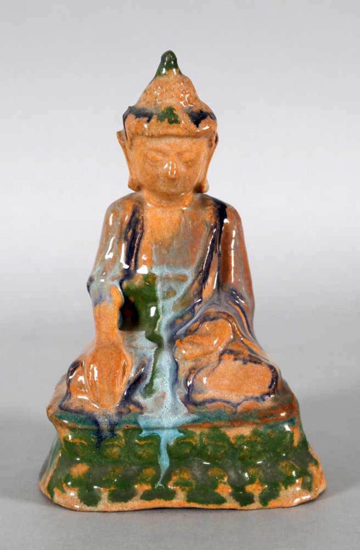 Sitzender Buddha im Lotossitz, China, um 1925Ton gebrannt und glasiert, Laufglasur mit Kupferlüster,