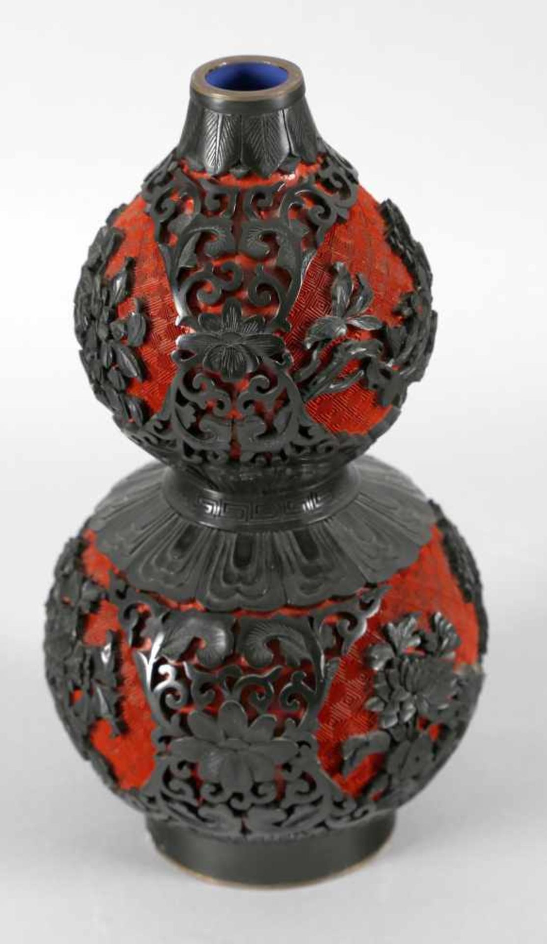Chinesische Lackvase, zweifarbig rot und schwarz, 19./20. Jh.doppelkugliger Korpus mit rundem