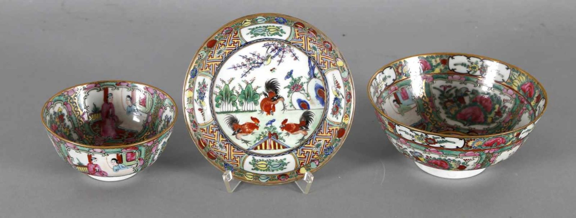 Drei Porzellangefäße, China um 1900 und später- große und kleine Kumme Famille rose, mit Goldrand