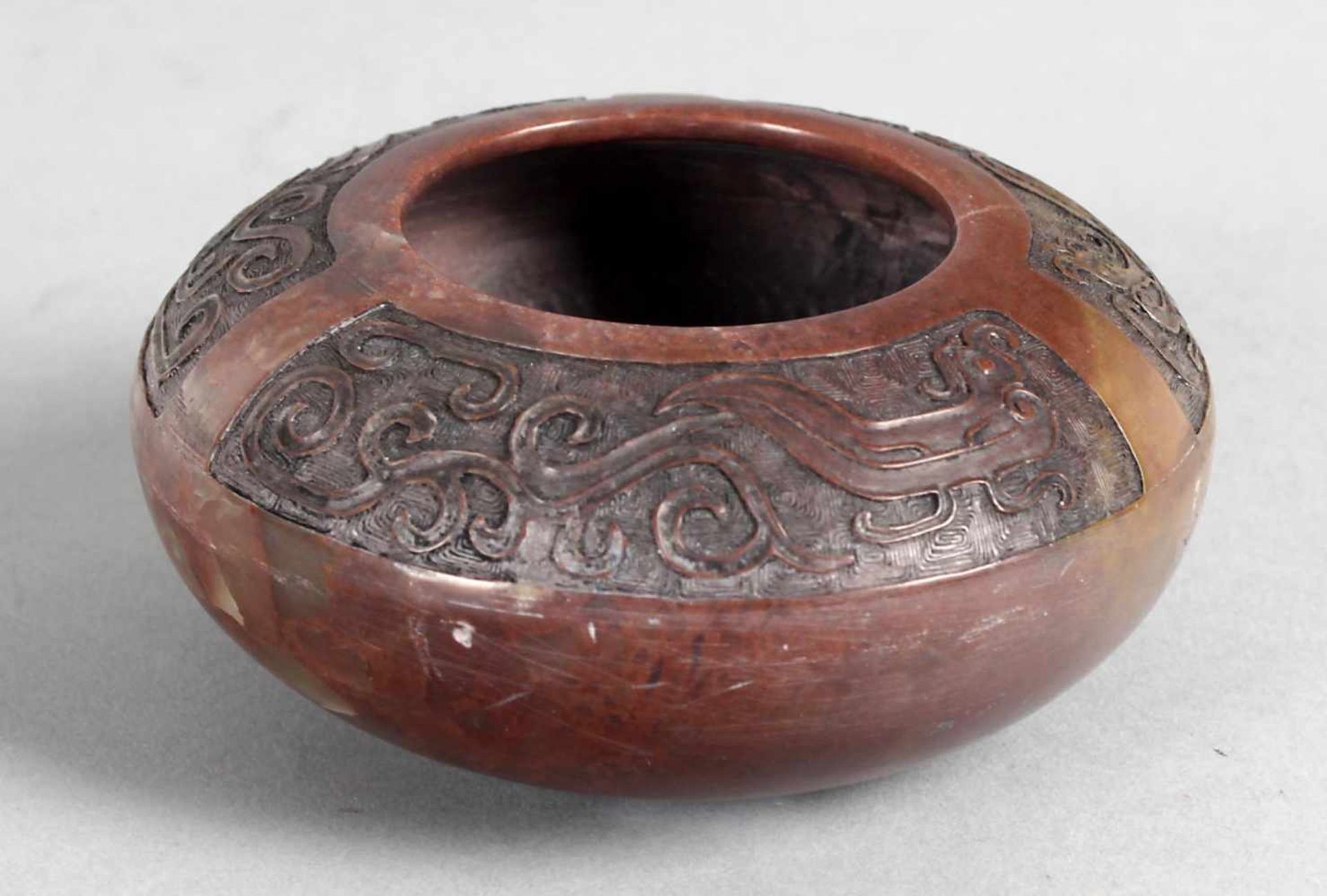 Pinselwaschgefäß, China, um 1900rot-braun geäderter Marmor, ballenförmig, die breite Schulter mit - Bild 2 aus 2