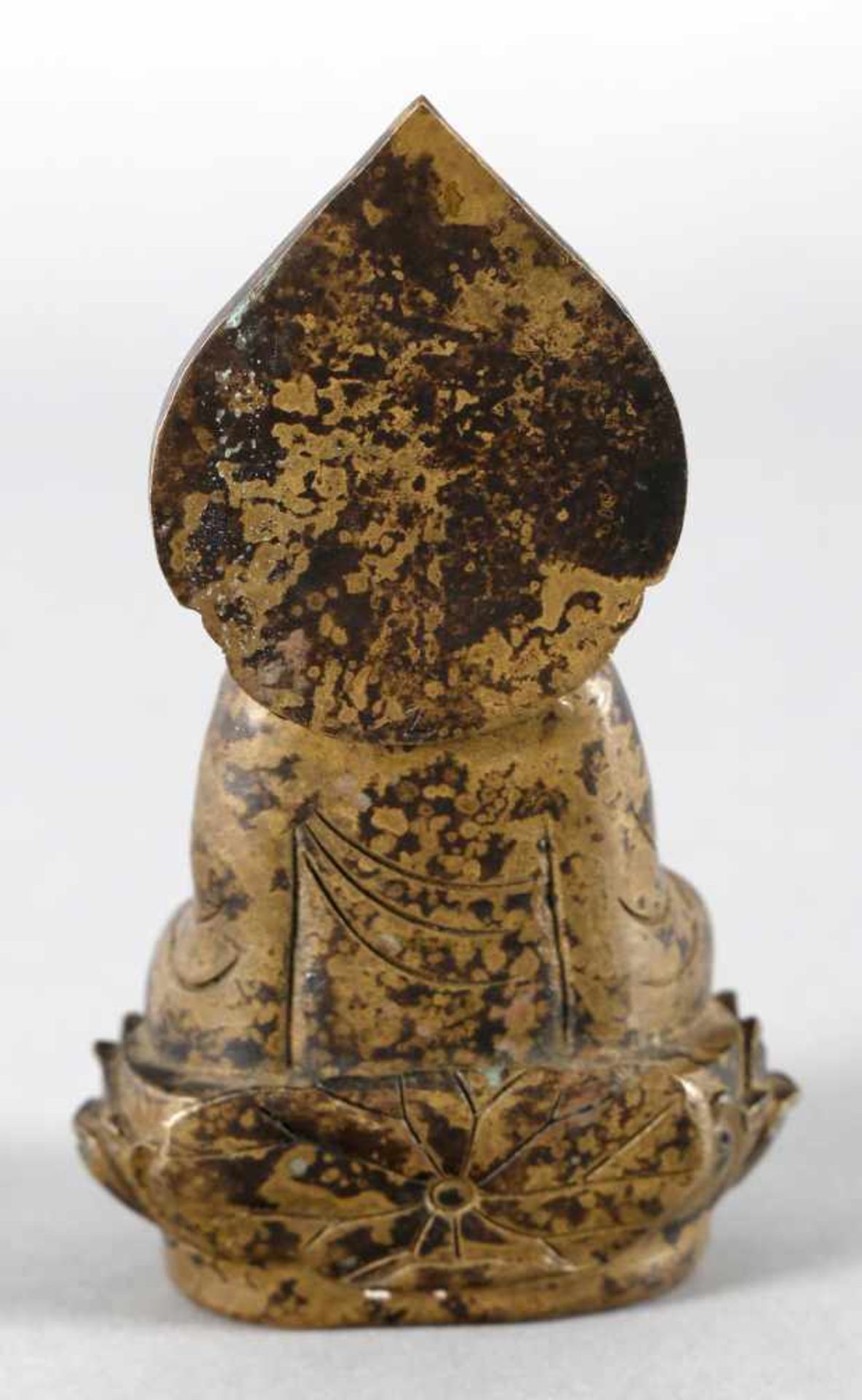 Buddha-Skulptur aus Bronze, China, wohl 19./20. Jh.der Buddha im Meditationssitz auf einem Postament - Bild 2 aus 3