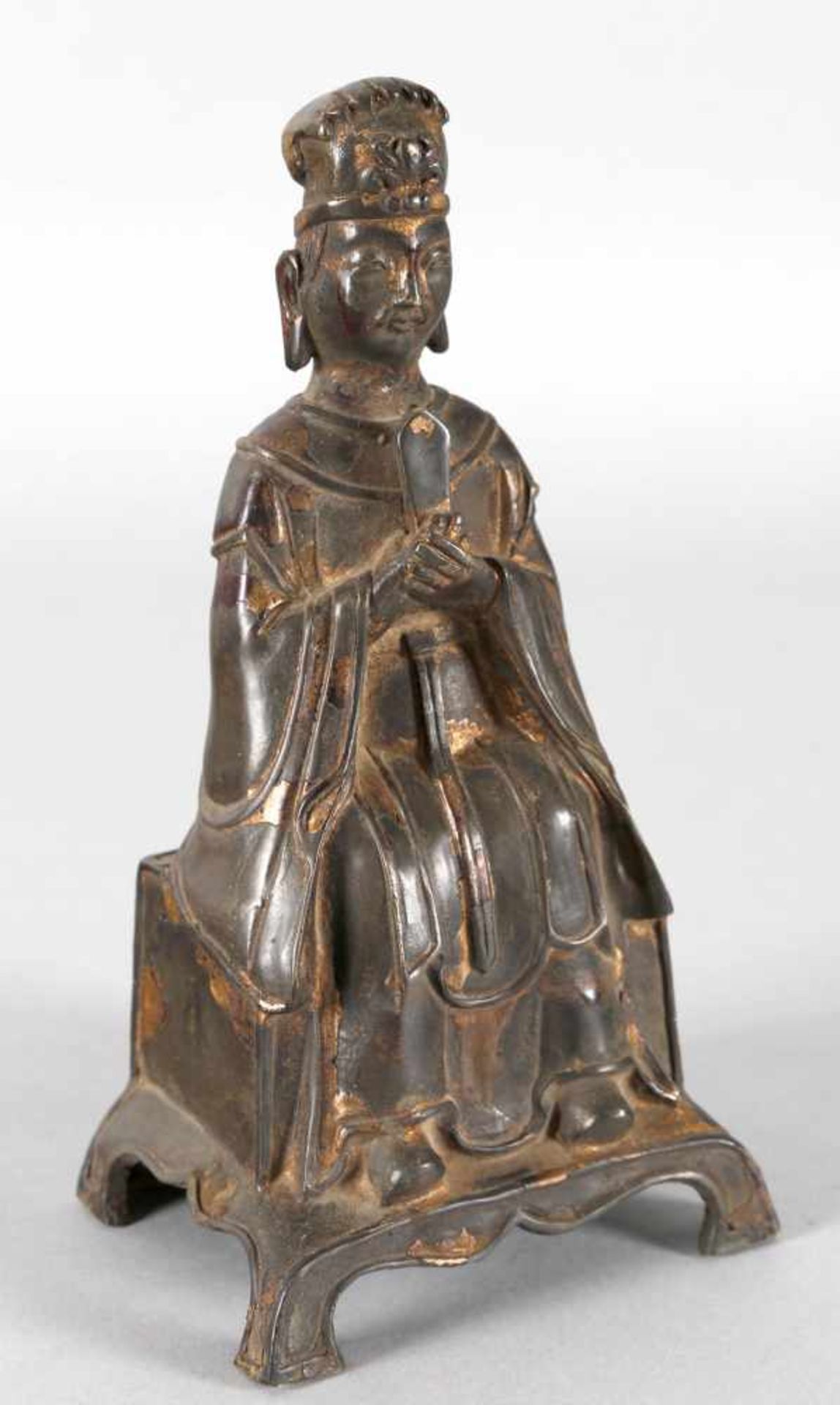 Skulptur eines Herrschers aus Bronze, China, wohl 19. Jh.die innen hohl gearbeitete Skulptur mit