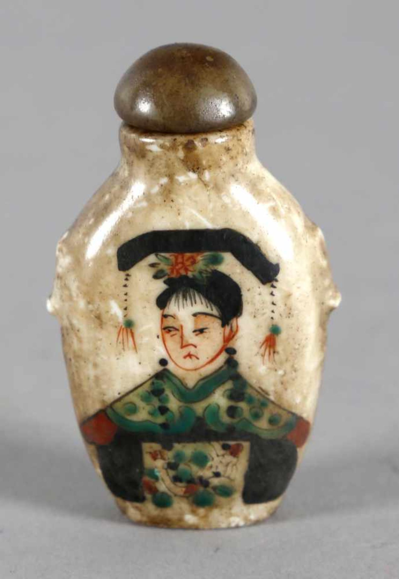 Snuff Bottle, Porzellan bemalt, China, 1. Hälfte 20. Jh.kleines Tabak-Fläschchen mit seitlich