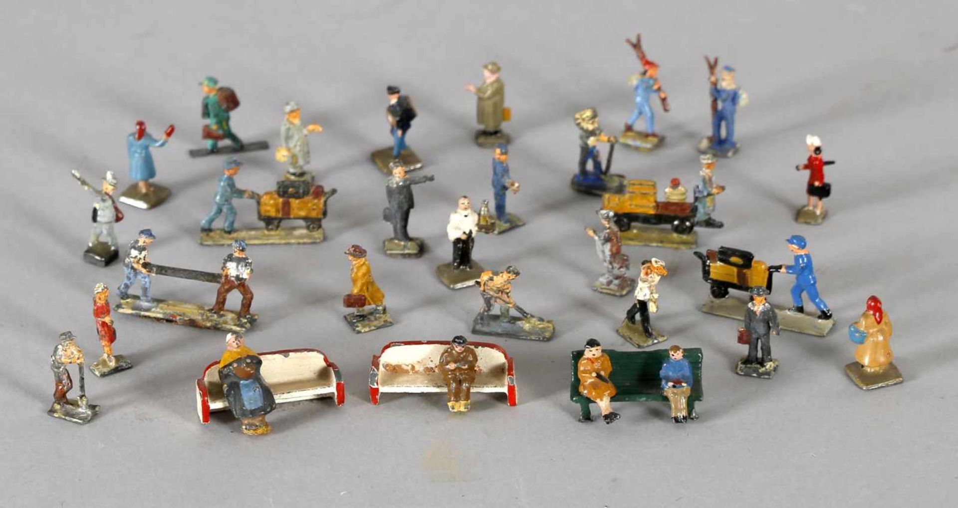 28 Zinnfiguren EisenbahnWartende mit Gepäck, auf der Bank Sitzende, Arbeiter, Schaffner,