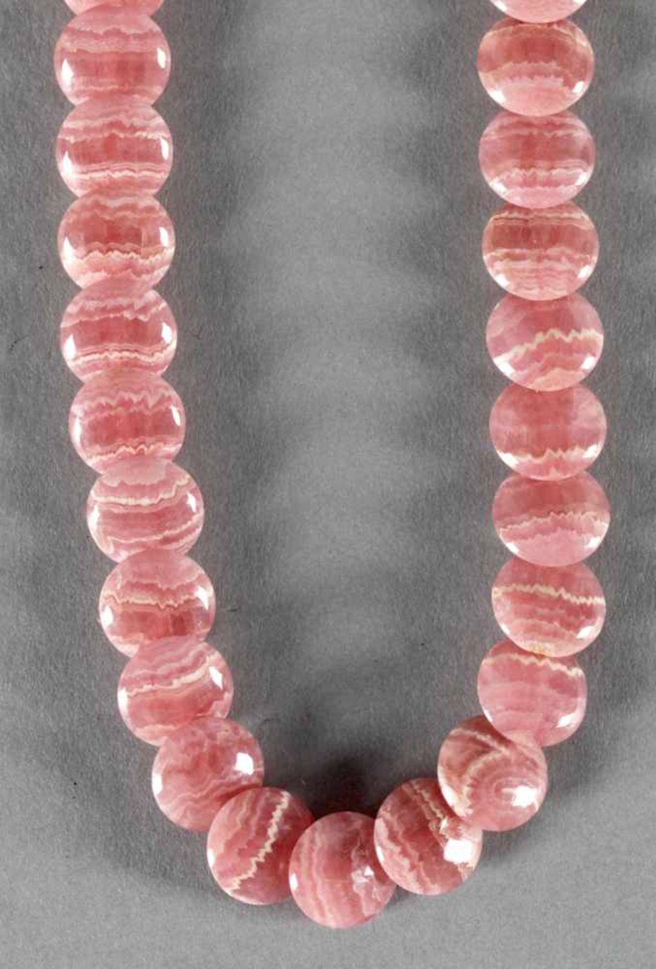 Halskette, Rodochrosit, 2. Hälfte 20. Jh.aus 45 polierten rosaroten Scheiben mit weißer Bänderung,
