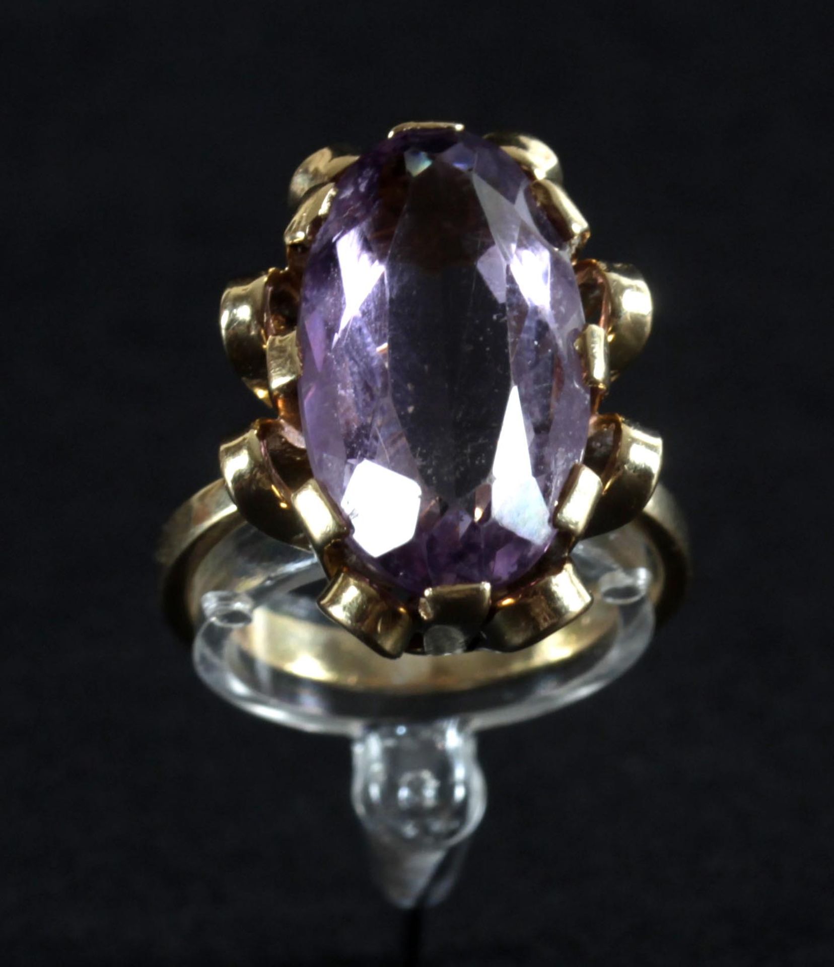 Ring mit großem Amethyst, 750er GG, gestempelt9,1 g, Ringgröße: 51/52, ovaler facettierter Stein von