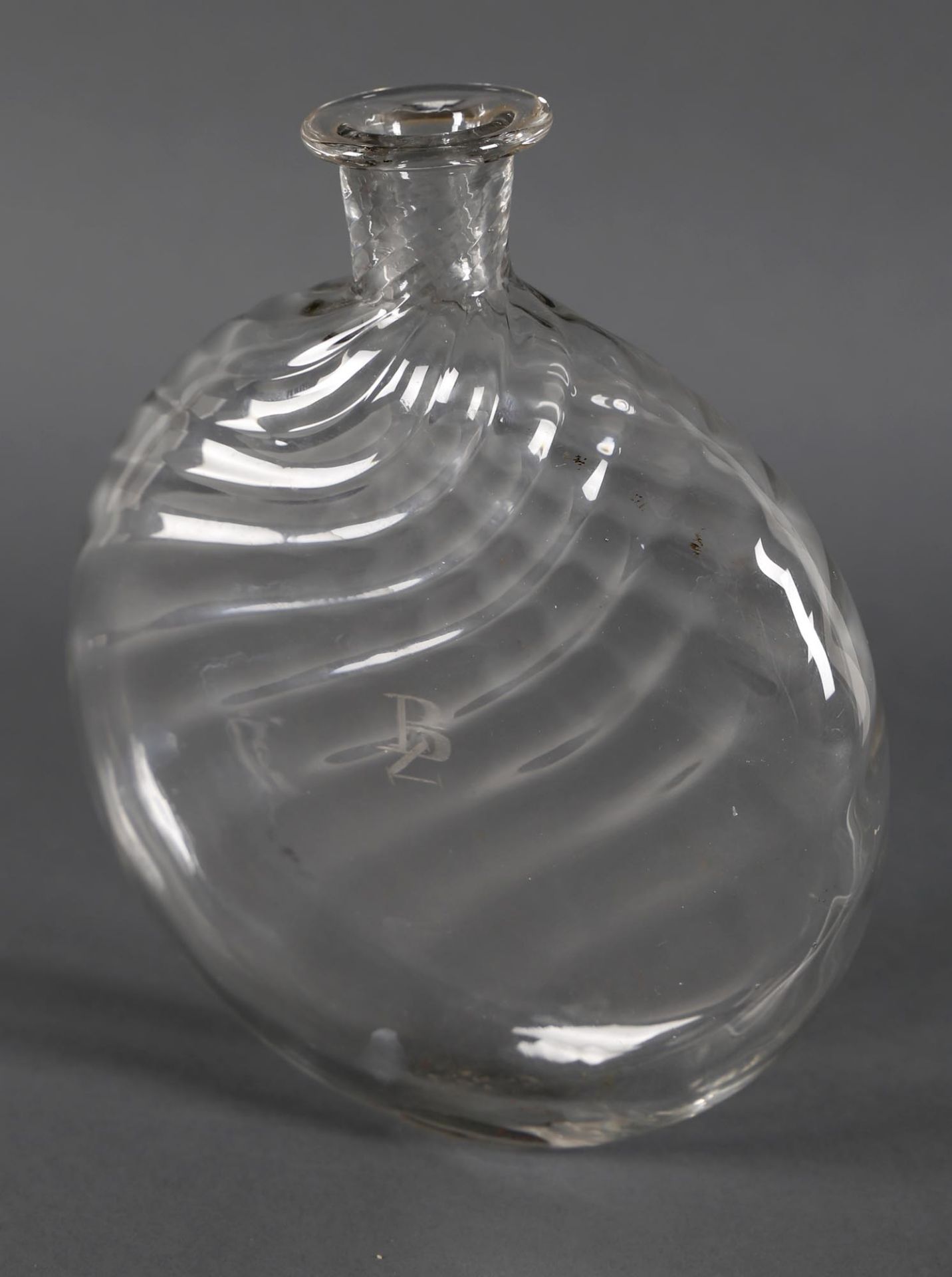 Plattflasche mit gedreht gerippter Wandung, deutsch, 18. - A. 19. Jh.farbloses Glas, mittig auf