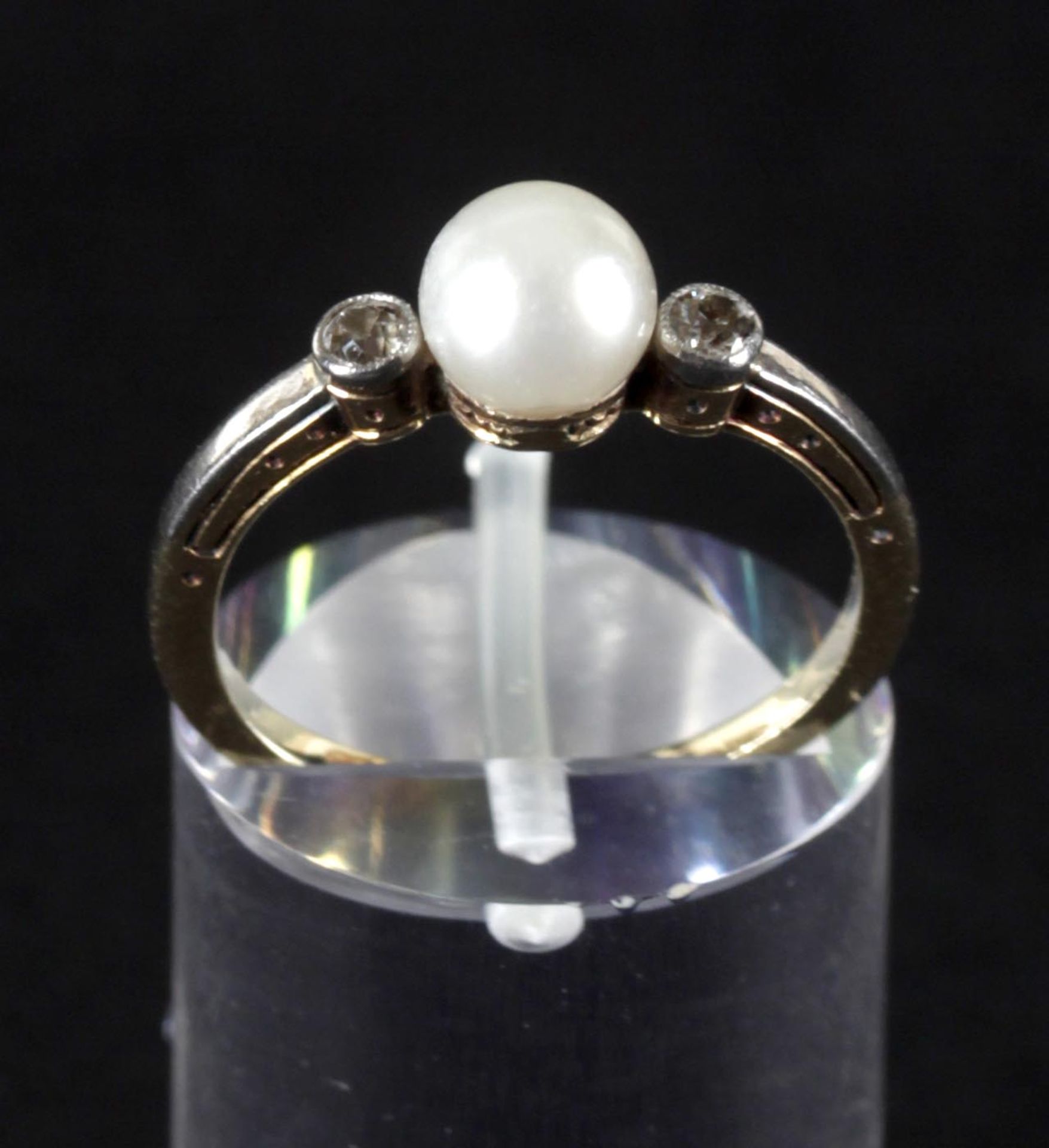 Ring mit kl. Brillanten und Perle silbrig-grau flankiert von zwei kl. Brillanten, 585er GG2,9 g,