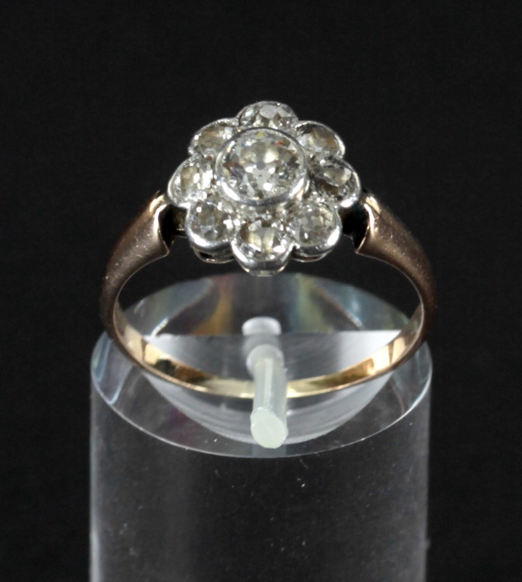 Brillant-Ring, 1. Hälfte 20. Jh., 585er GGauf der blütenförmigen Fassung in WG um Mittelstein von