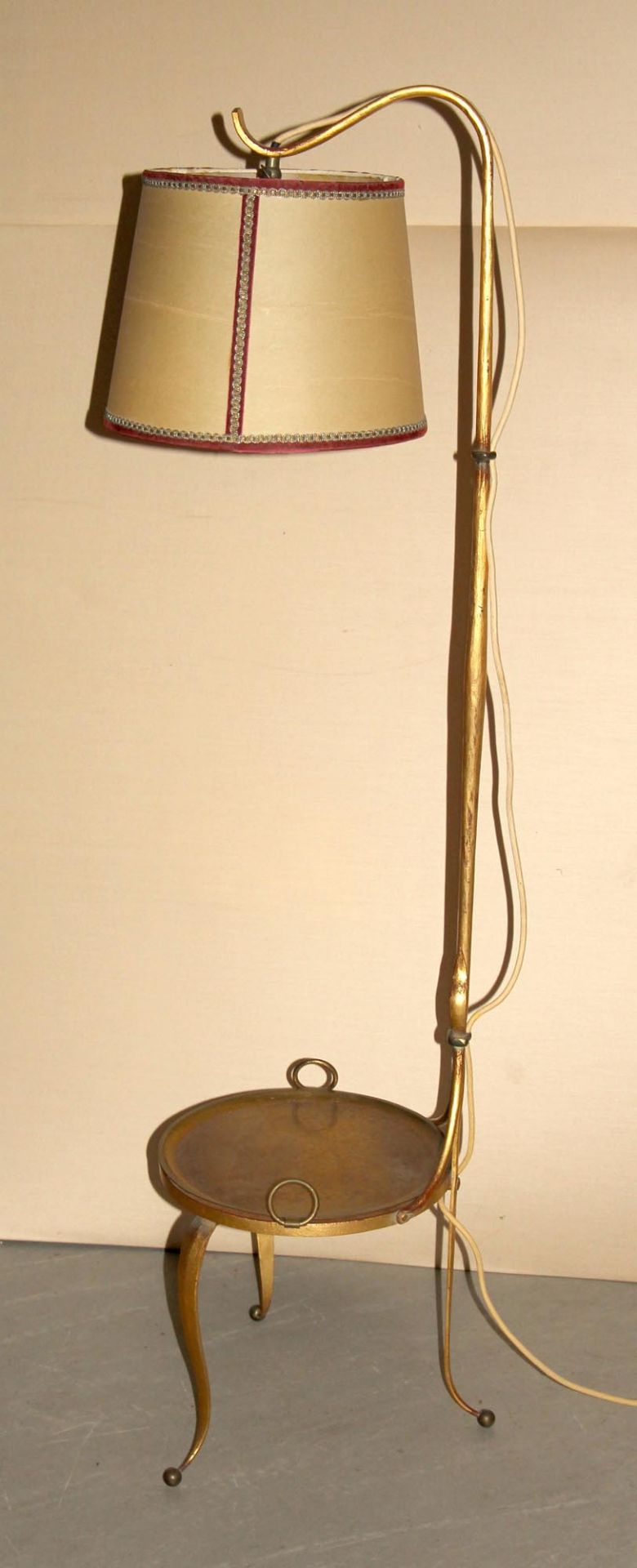 Stehlampe, 1950er JahreEisen geschmiedet, goldfarben, auf Dreibeintisch mit Platte aus Messing als
