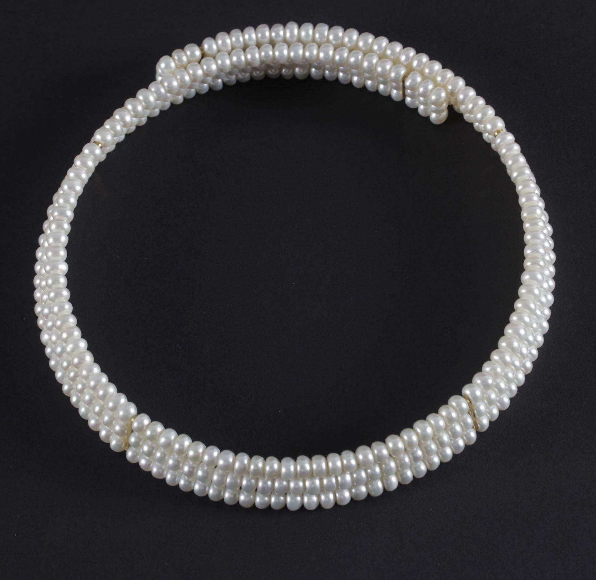 Perlen-Halsreif, elastisch3-reihiger Halsreif mit ovalen Perlen silbrig-weißer Tönung, D: ca. 4,