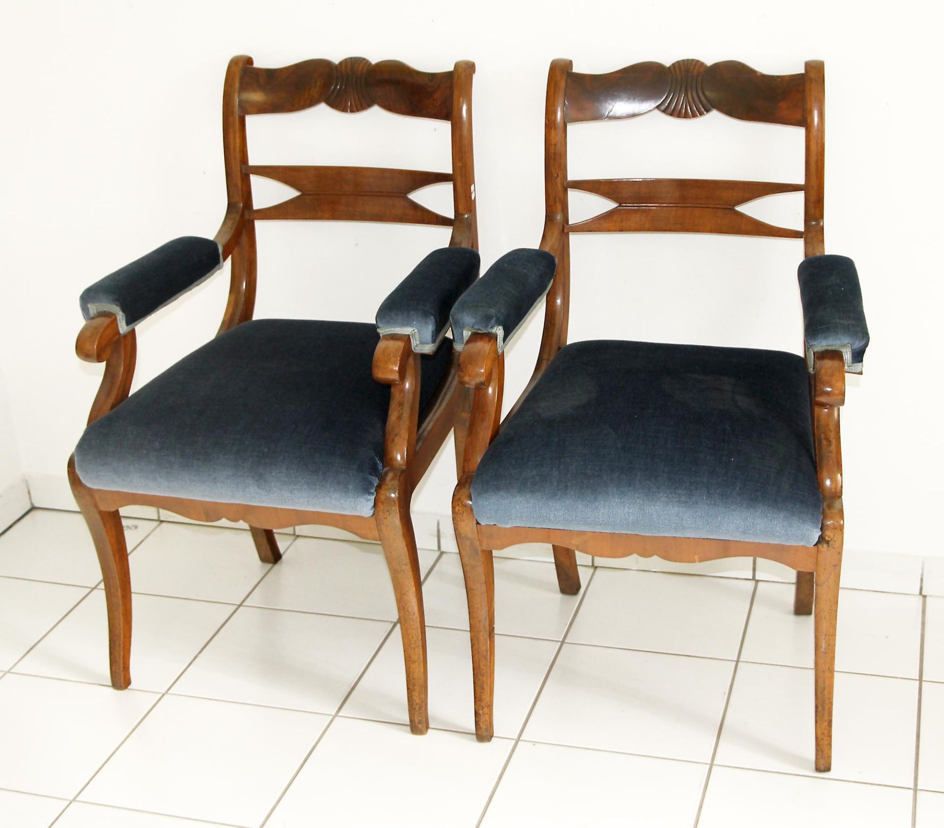 Paar Biedermeier-ArmlehnsesselNussholz massiv, Polster auf Sitz und Armlehne, Rückenlehne mit zwei