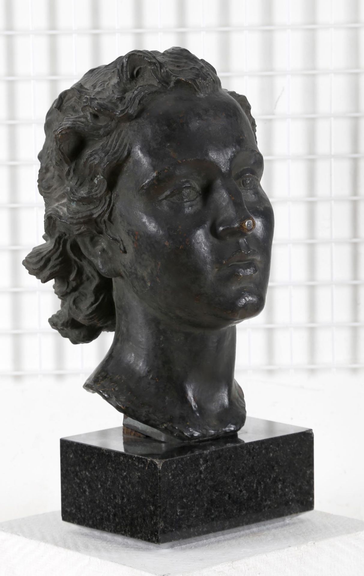 Jacob Wilhelm Fehrle (Schwäbisch Gmund 1884-1974)"Julia", Bronze, 1940, H: 40,3 cm, mit Marmorsockel - Bild 3 aus 3