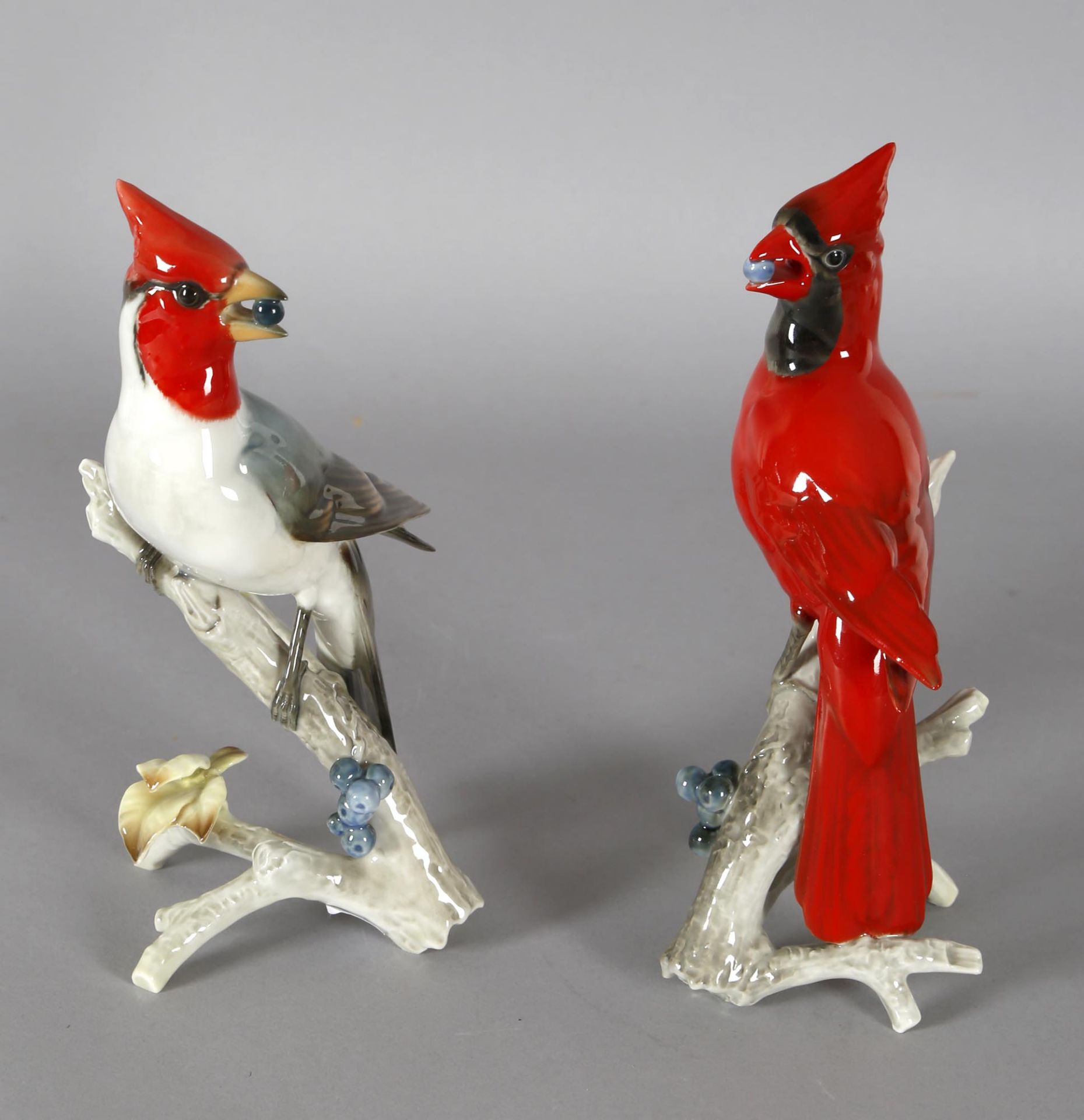 Paar Kardinal-Vögel, HutschenreutherEntwurf G.R. Granget, Kardinal auf einem Ast mit Beeren sitzend,
