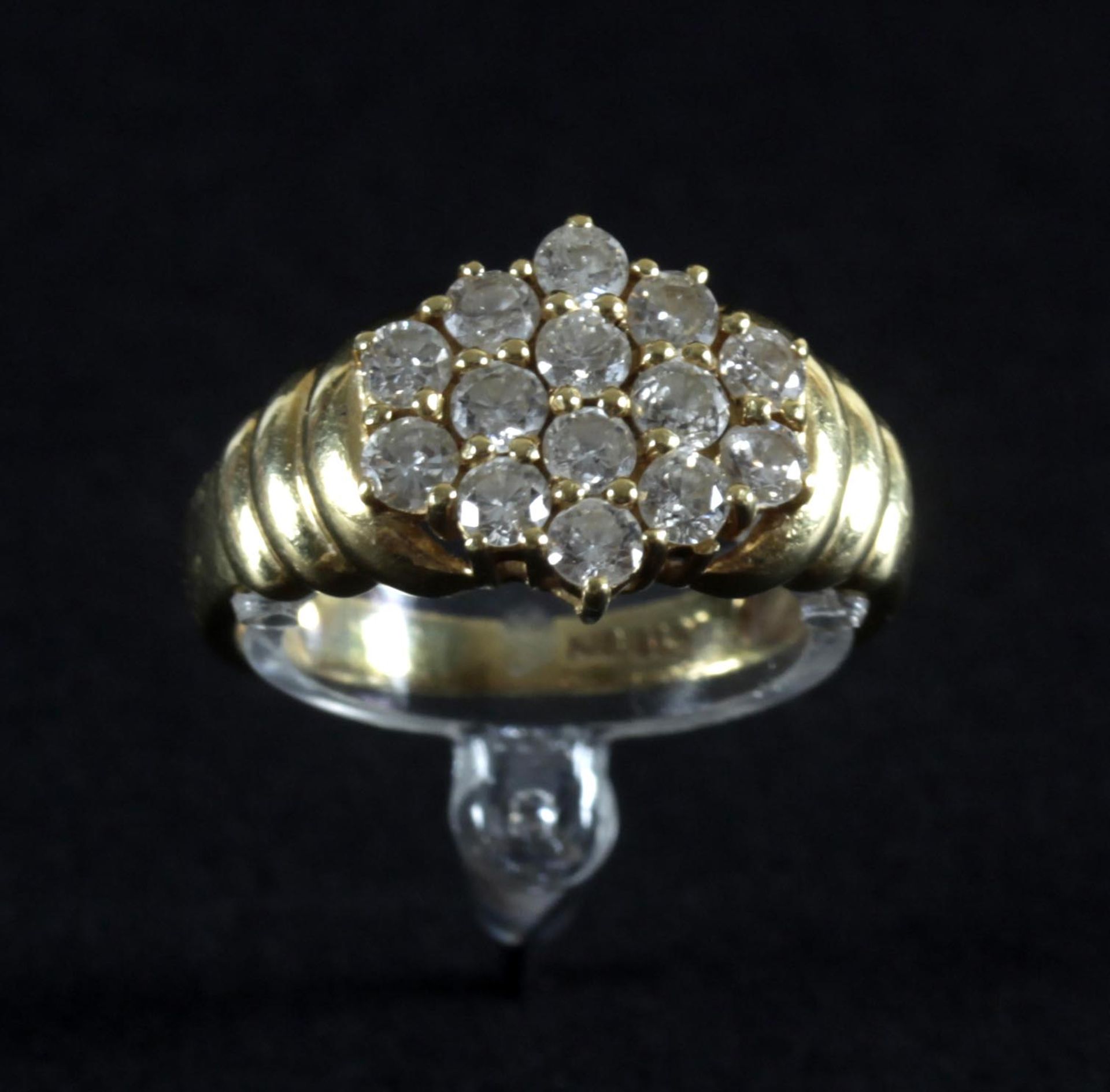 Damenring mit Brillanten, 750er GG, gestempeltbesetzt mit 14 Brillanten von zusammen ca. 1 ct, von