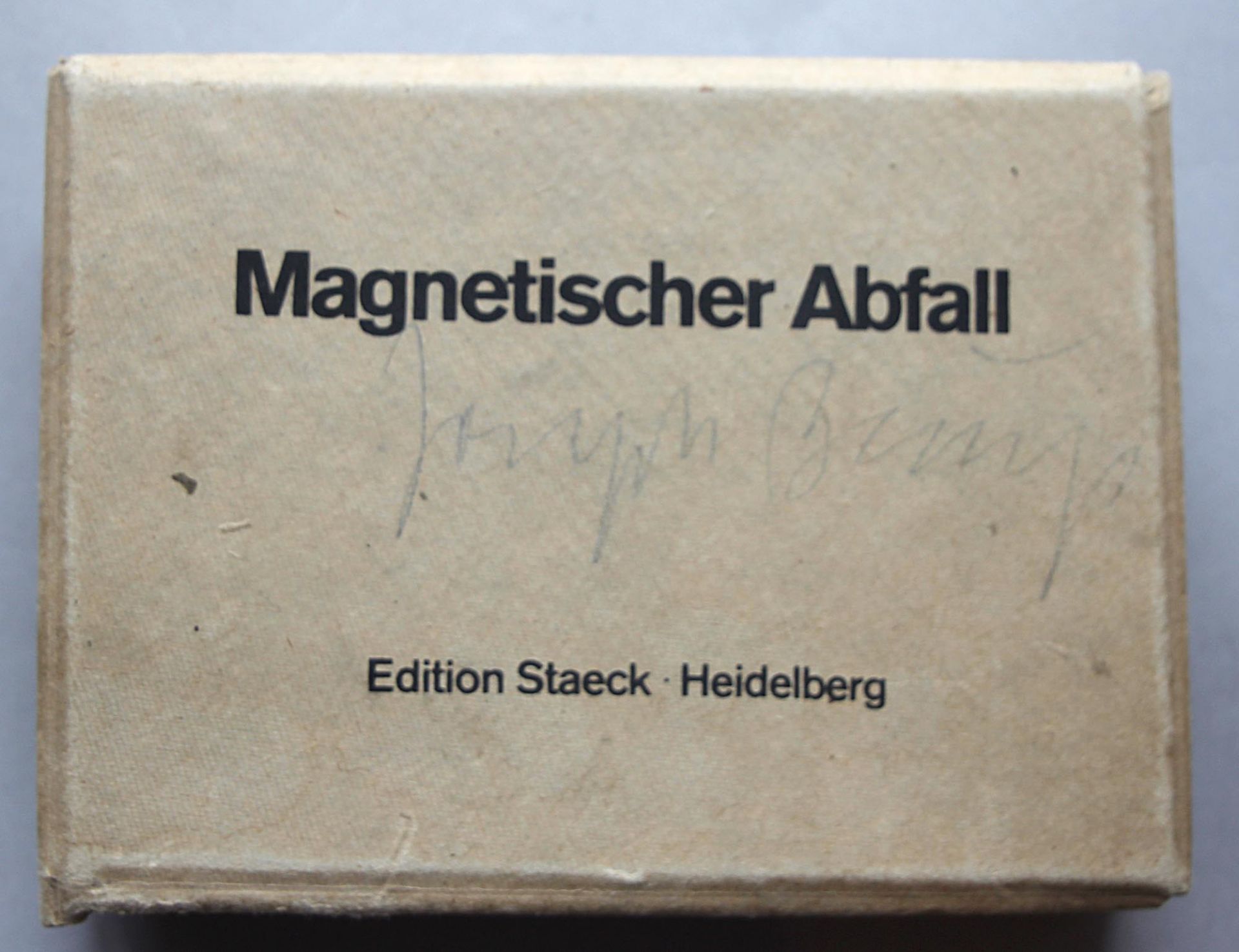 Joseph Beuys (Krefeld 1921-1986 Düsseldorf)Magnetischer Abfall, 1975, Magnetstahlgusstafel, ca. 10,5 - Bild 3 aus 3