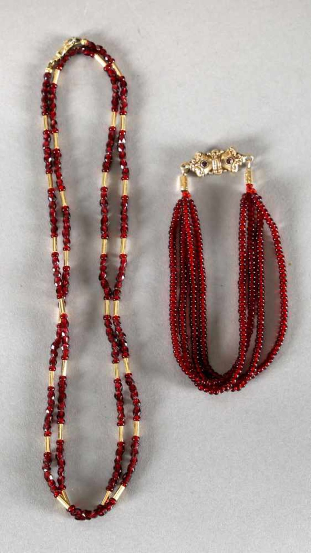 Granat-Halskette und Armbandmit Goldverschluss und Zwischengliedern aus Gold, auf Verschluss