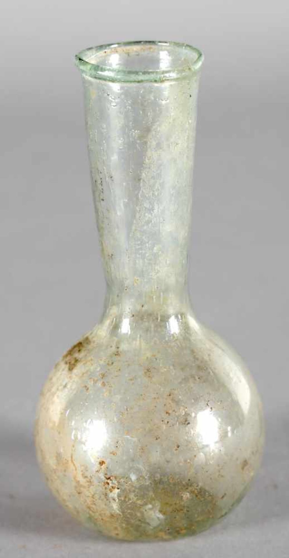 Kleine römische Kugeltrichterflasche aus zart-grünem transluzidem Glas, 3./4. Jh.geblasen,