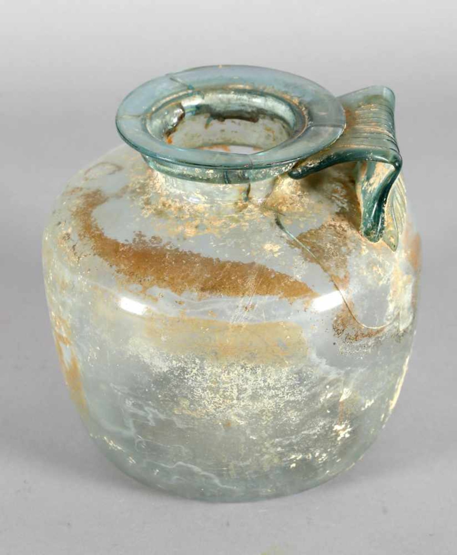 Römisches Vorratsgefäß/Henkelkanne aus grünlichem, transluzidem Glas, wohl 1. - 3. Jh. n. Chr.