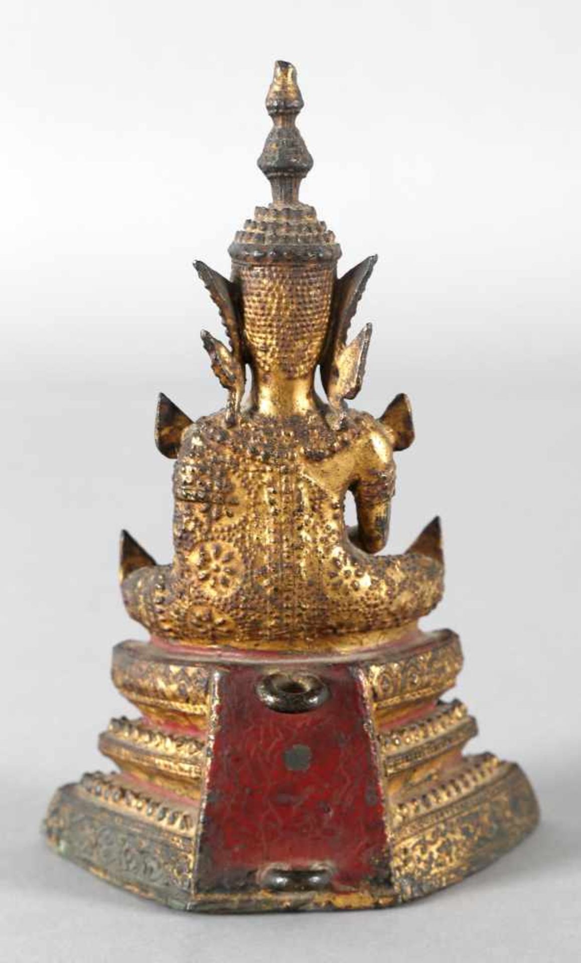 Buddha, Südostasien, wohl Thailand, antikBronze vergoldet, im Meditationssitz, H: 18,5 cm - Bild 2 aus 2